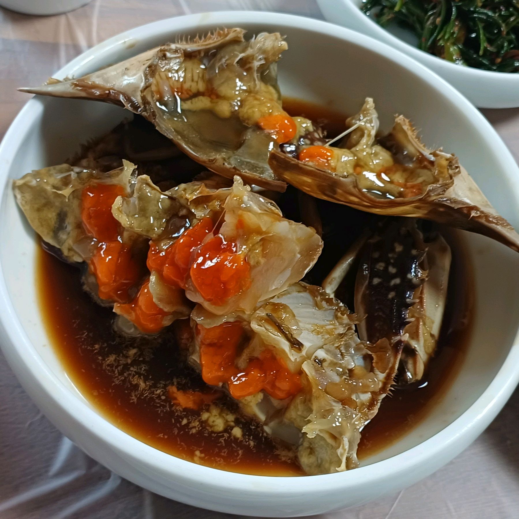 식탁에 차려진 다양한 음식들