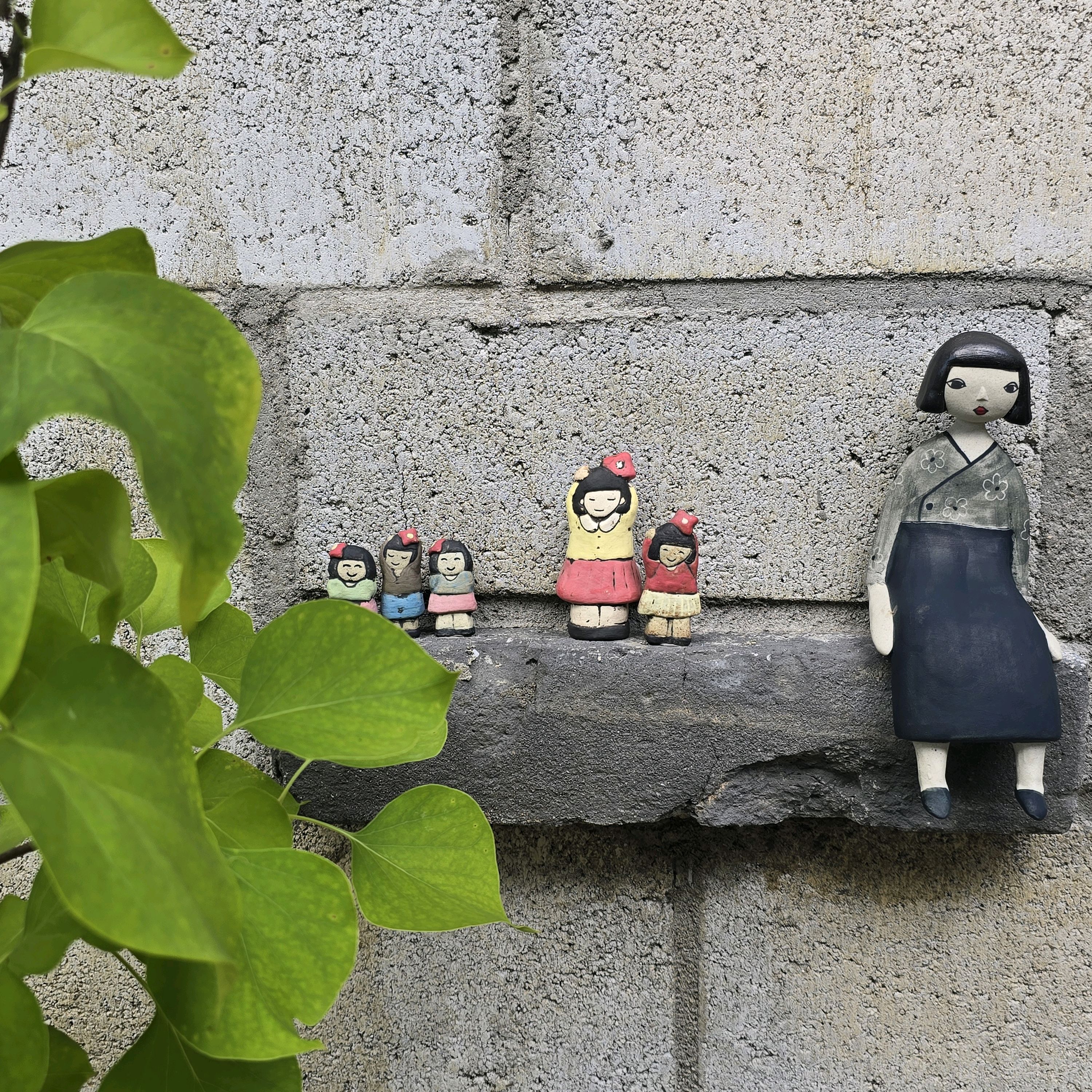 카페 내부의 소품과 그릇들