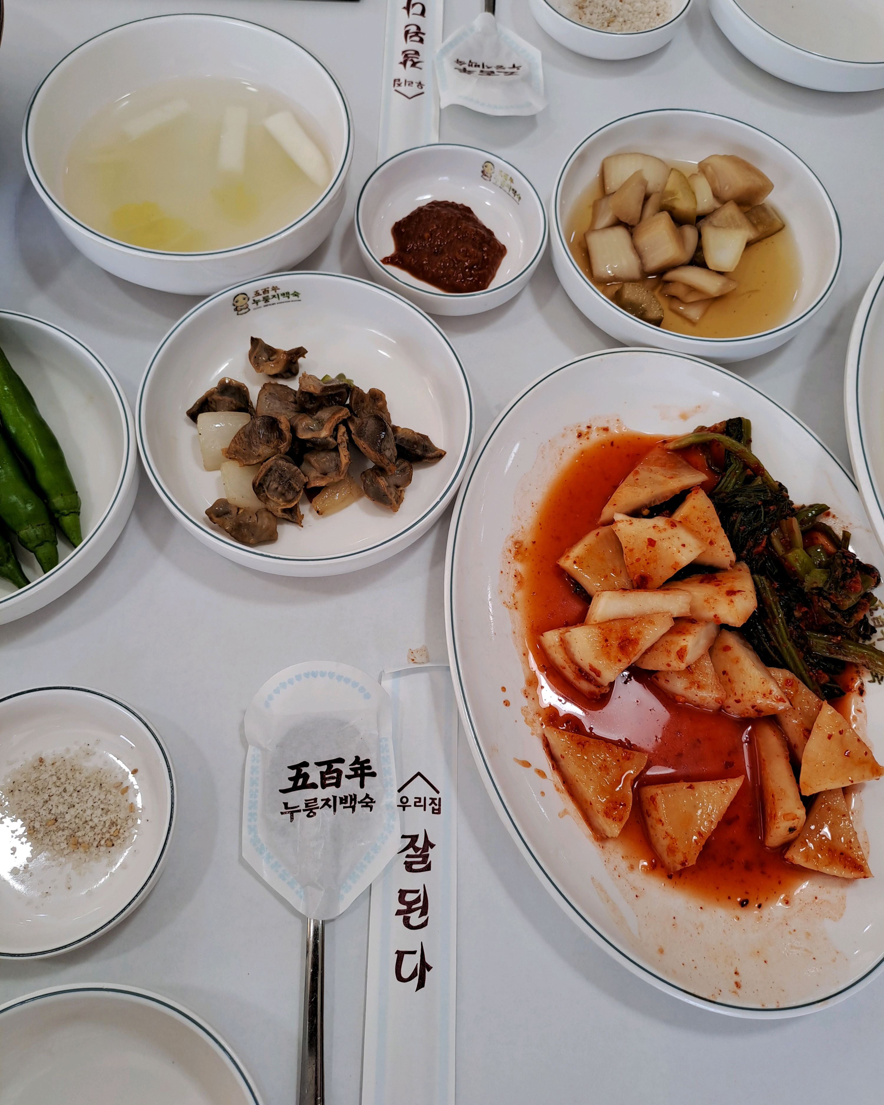 식탁 위에 놓인 다양한 음식들, 백숙, 김치, 젓갈 등