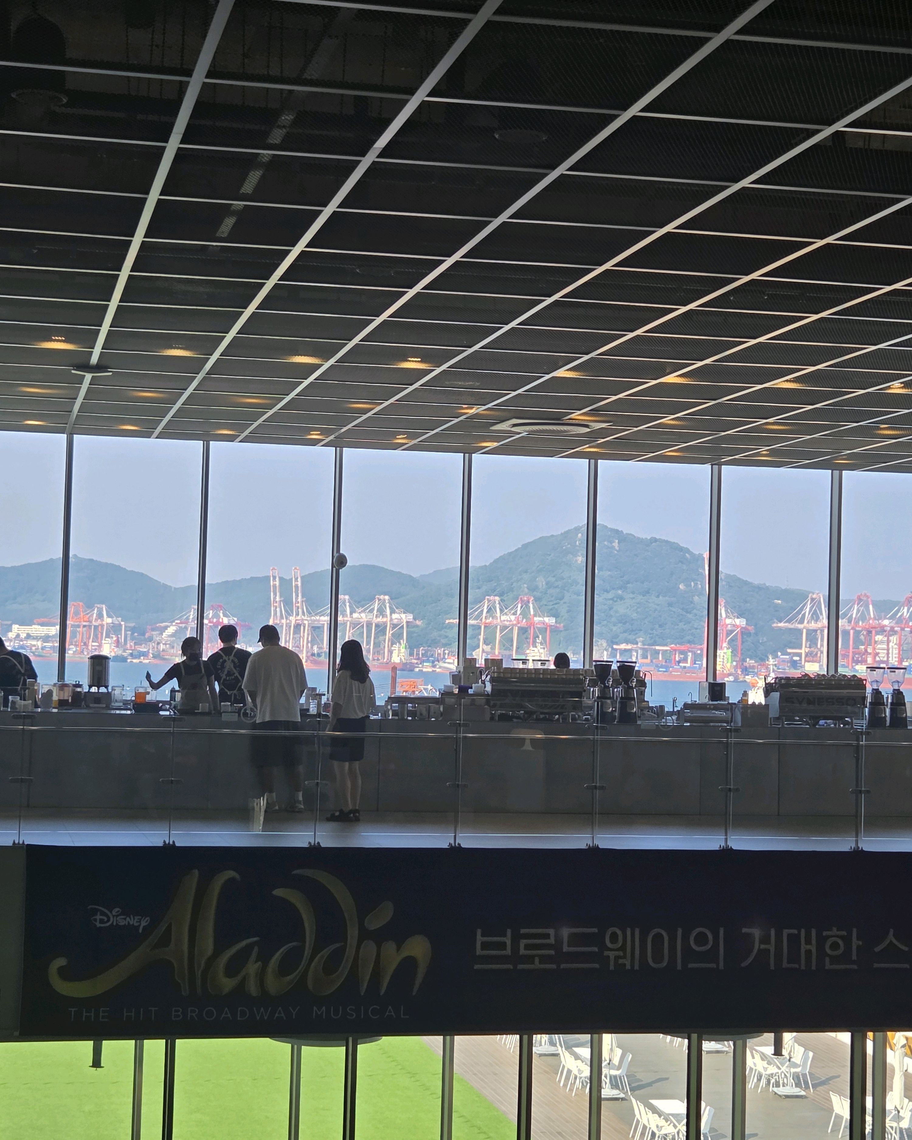 초대형카페입니다 - 부산 영도 피아크 카페&베이커리