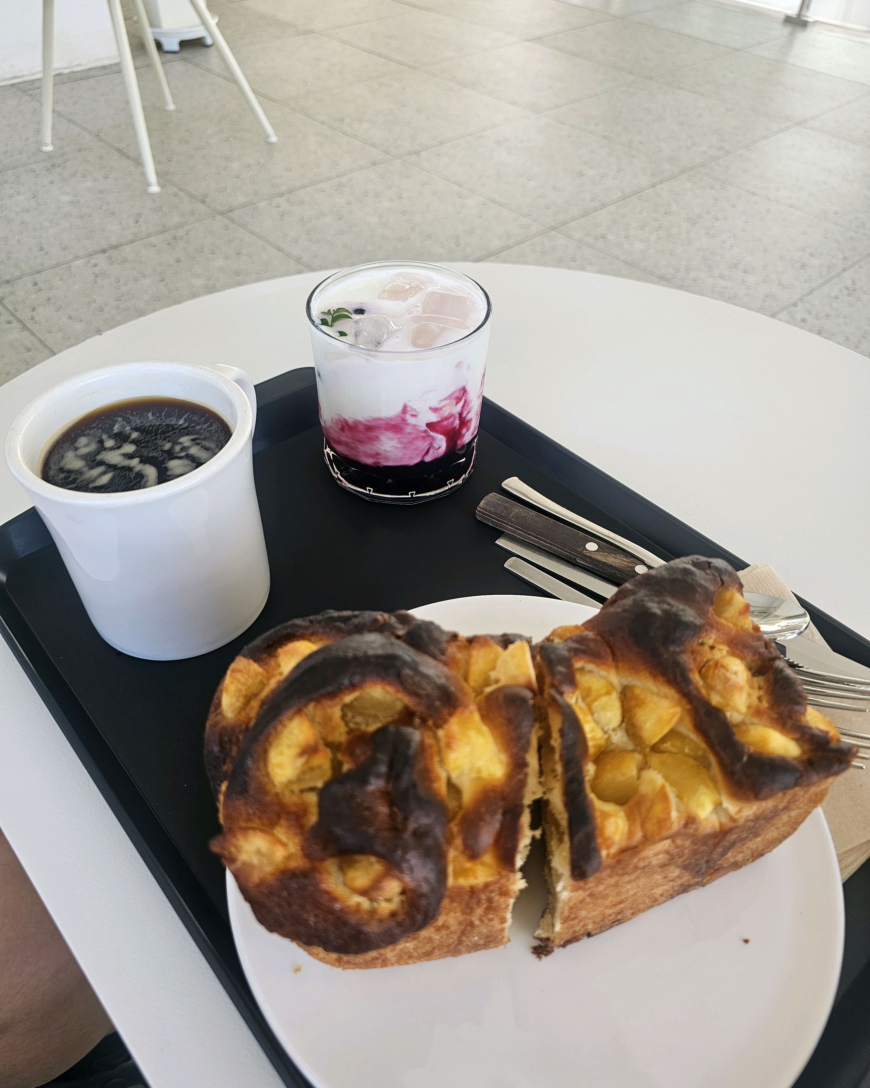 뷰가 멋져요~~빵도 맛있고 커피도 맛있어요👍🏻 - 부산 영도 오구