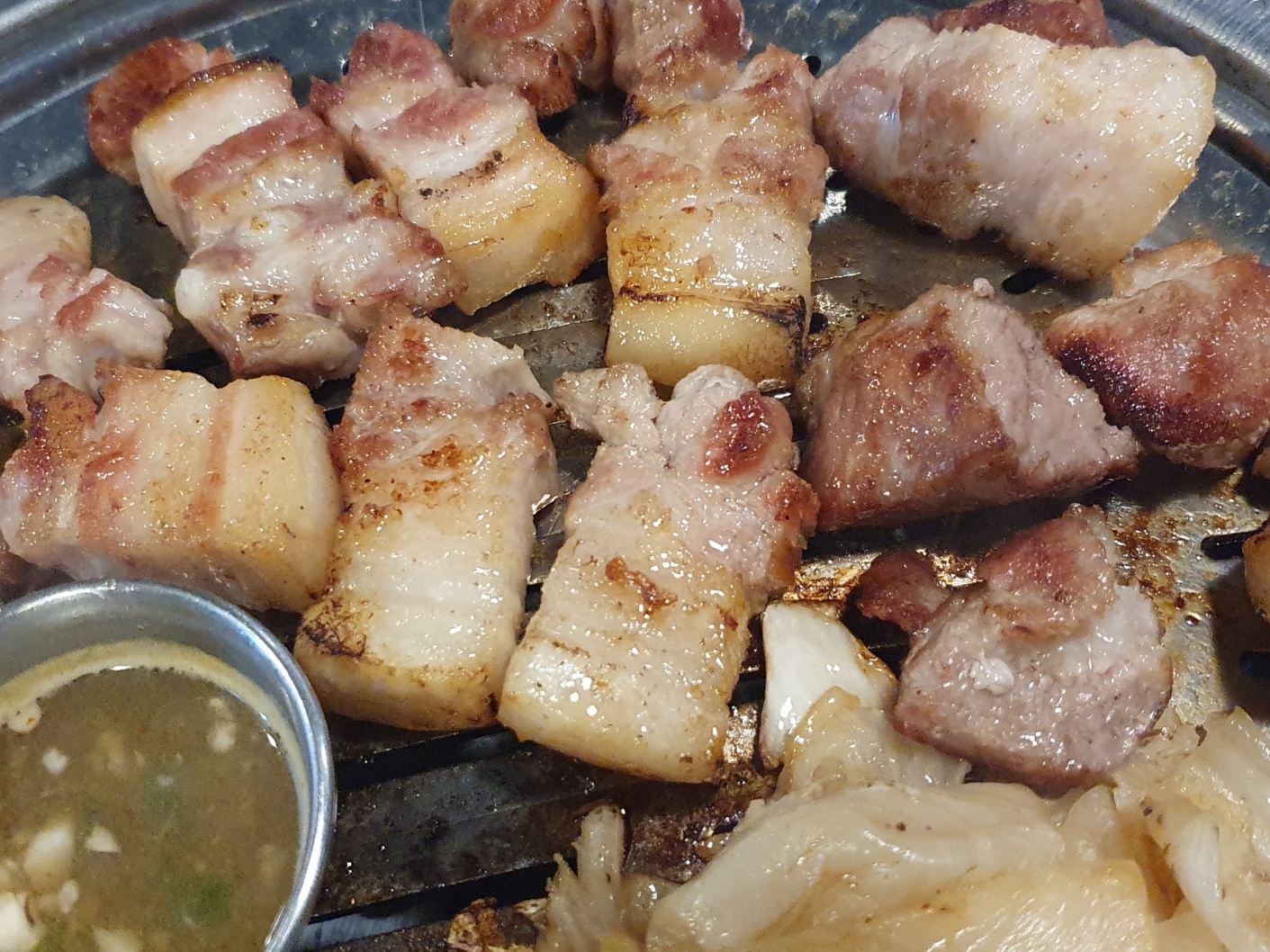 역시 영도 맛집이네요. 고기도 직접 초벌 해주시고 먹기좋게 잘라주셔가지고 편하게 술 한잔 