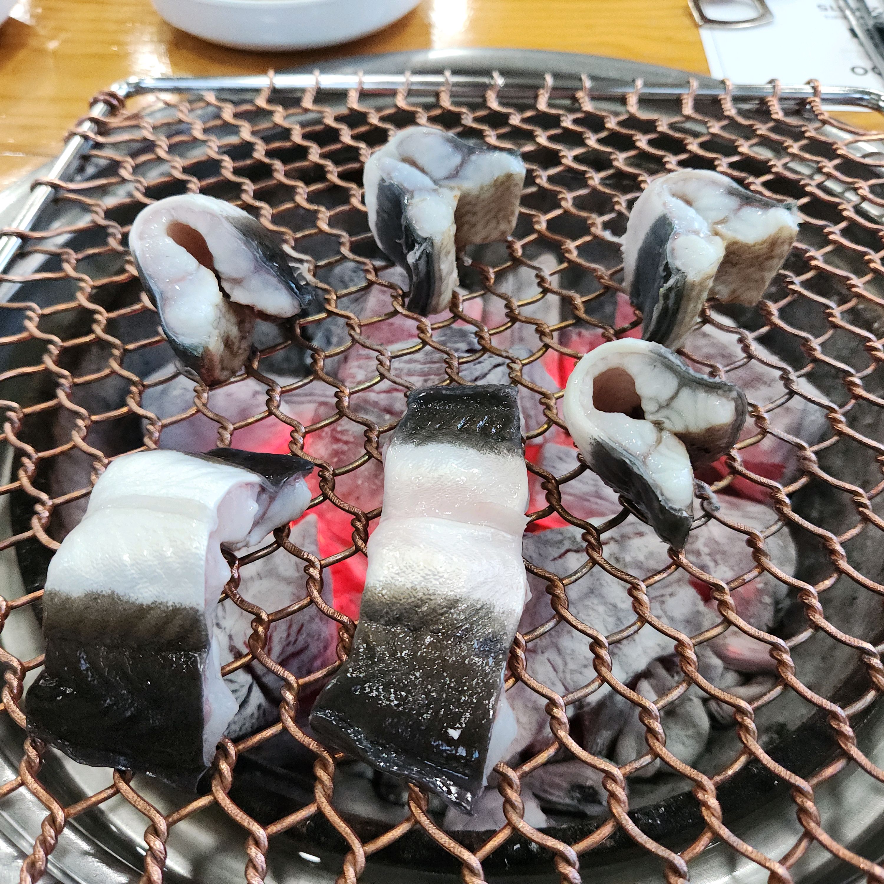 숯불 위에서 익어가는 장어