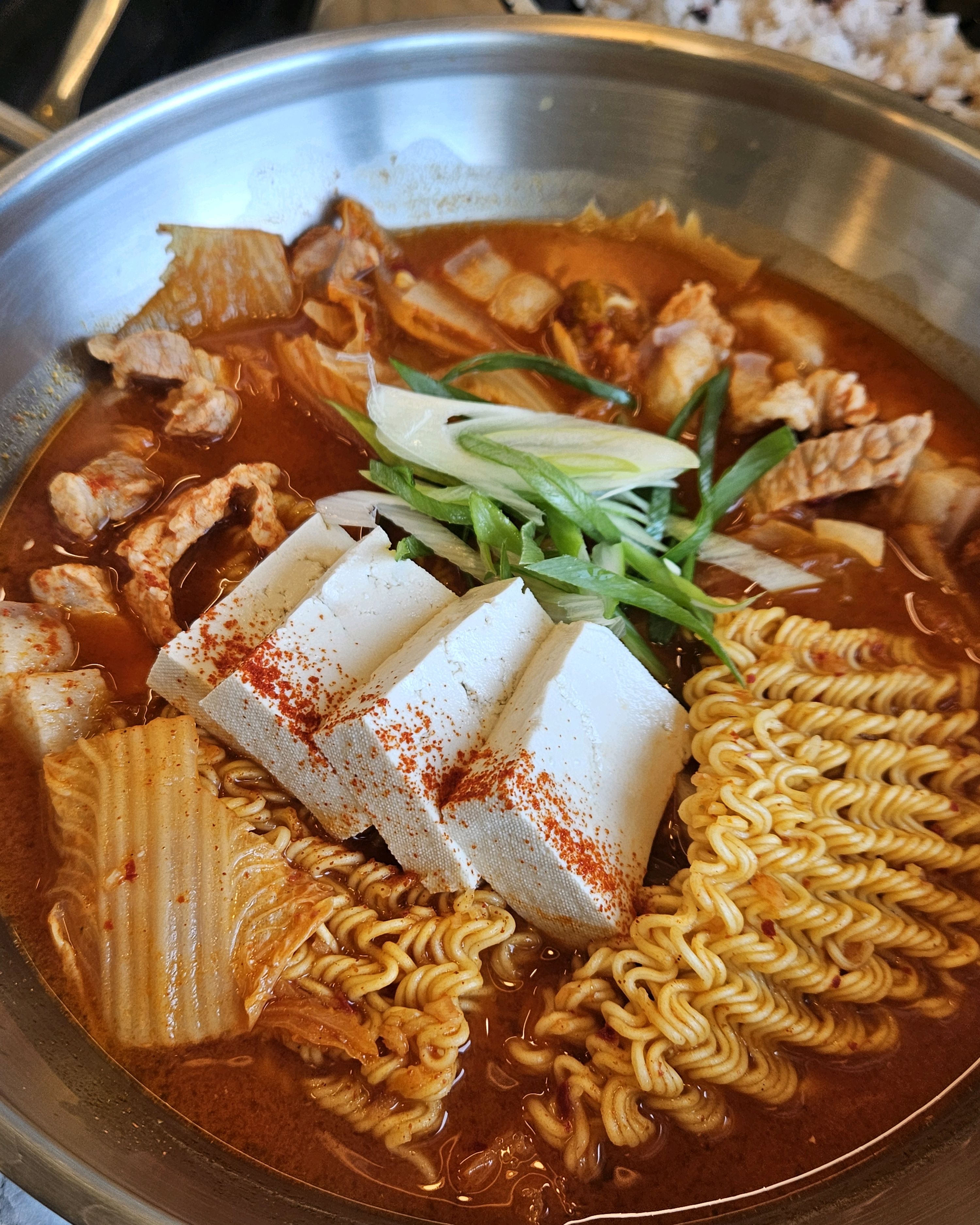 여행와서 방문해봤는데 김치찌개 깔끔하니 너무 맛있습니당👍 직원분들도 친절하시고 한쪽엔 바다