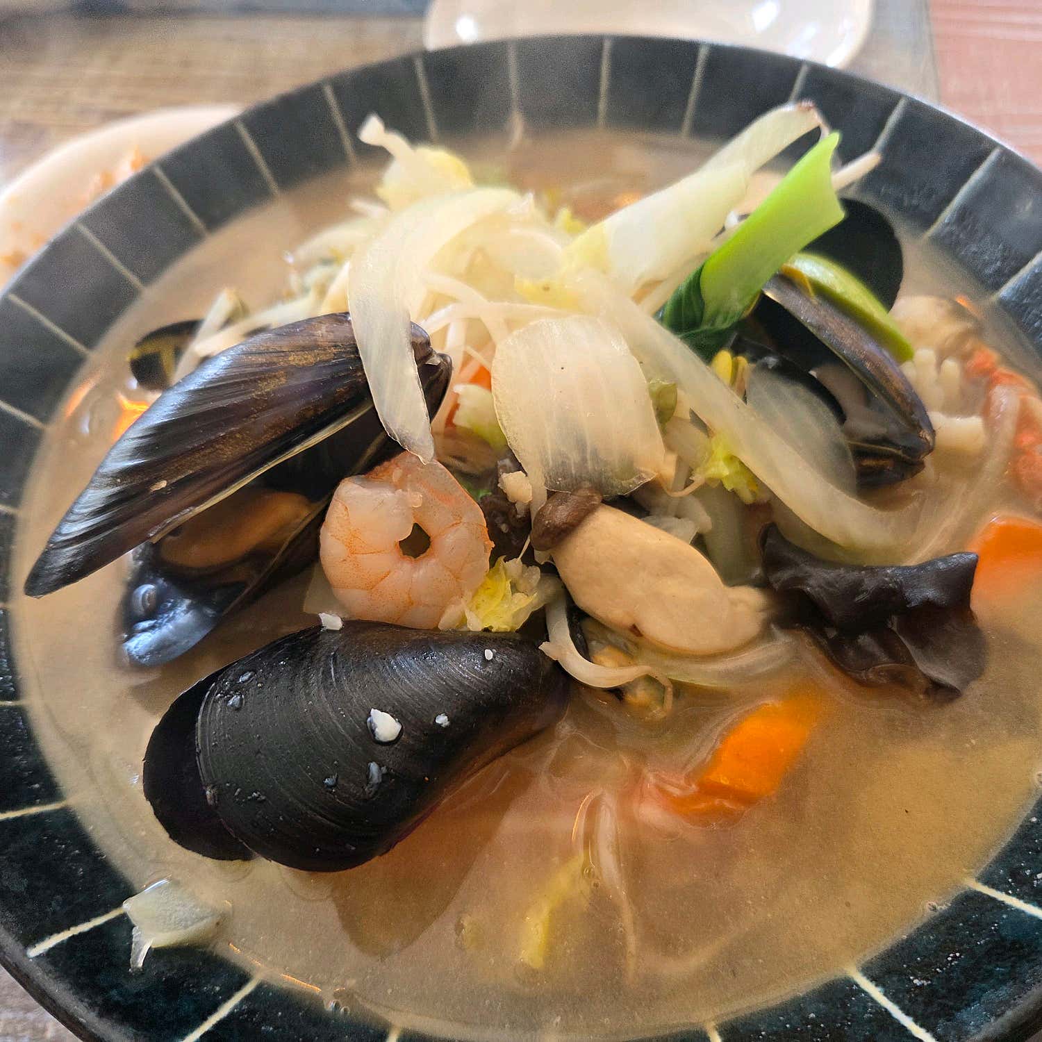 꾸덕한 짜장 소스가 일품인 돌판짜장