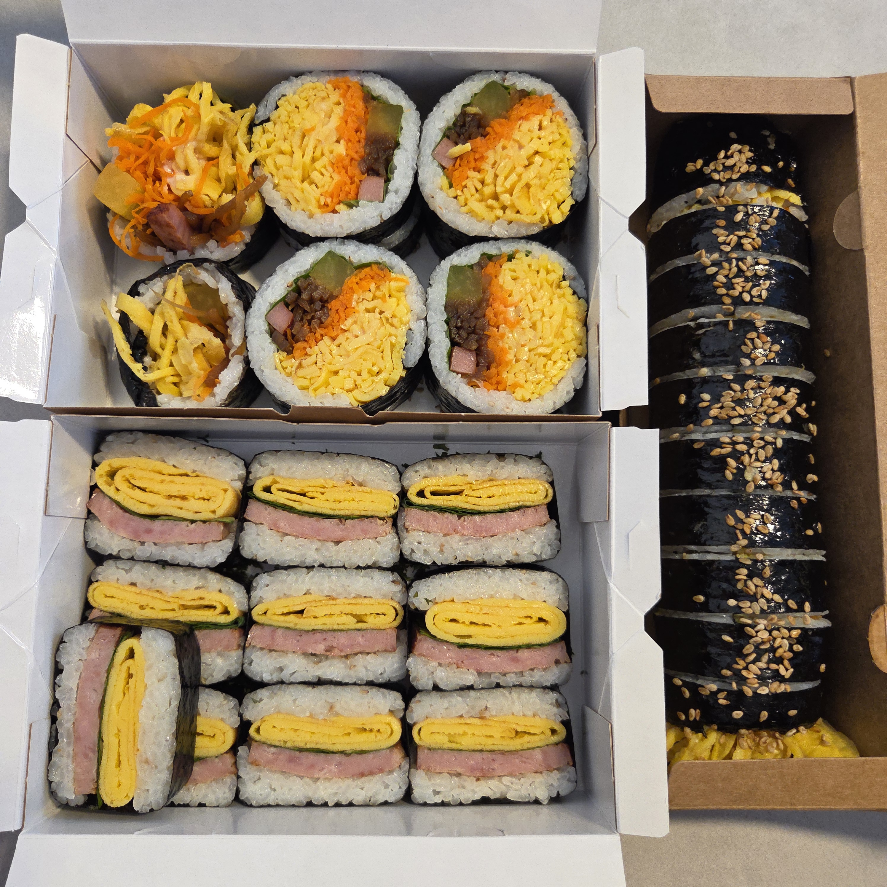 태종대김밥💛 넘넘 맛있었습니다~~ 김밥 종류별로 먹어봤는데 다 맛있고, 속이 꽉찼어요!! 