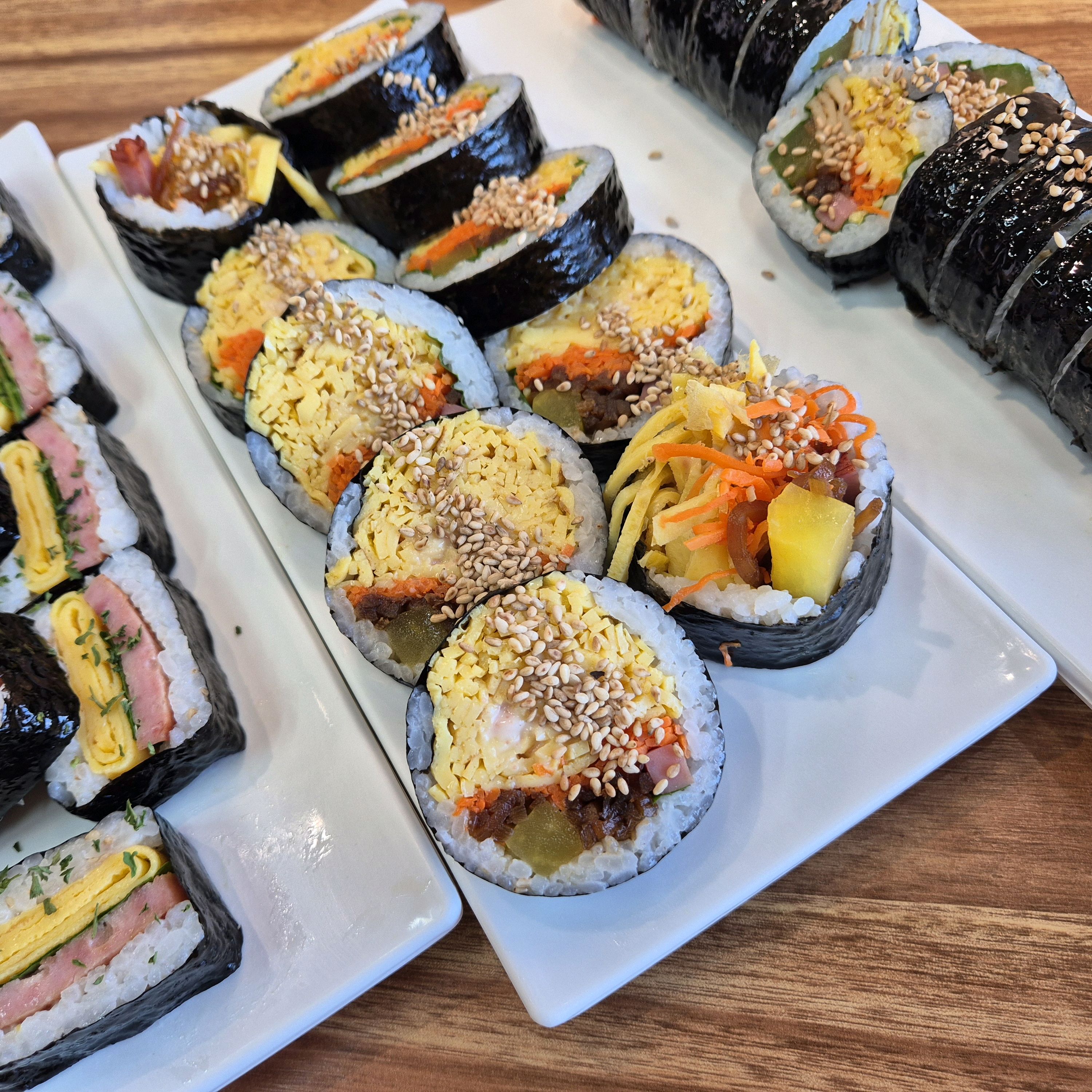 태종대랑 가까워서 왔는데 다른집보다도 훨씬 깔끔하고 뷰도 이쁘고 무스비도 김밥도 다 맛있었