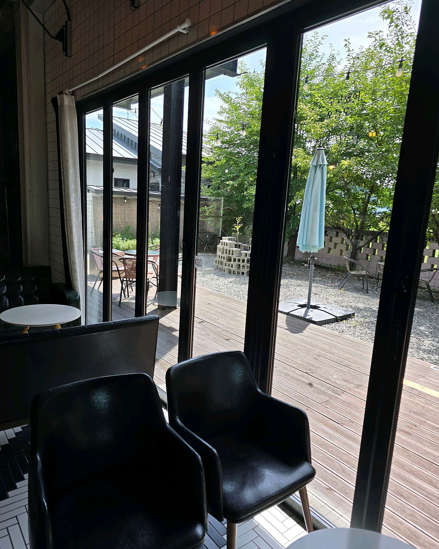 카페 1001-8의 편안하고 따뜻한 분위기의 카운터 혹은 외부 전경