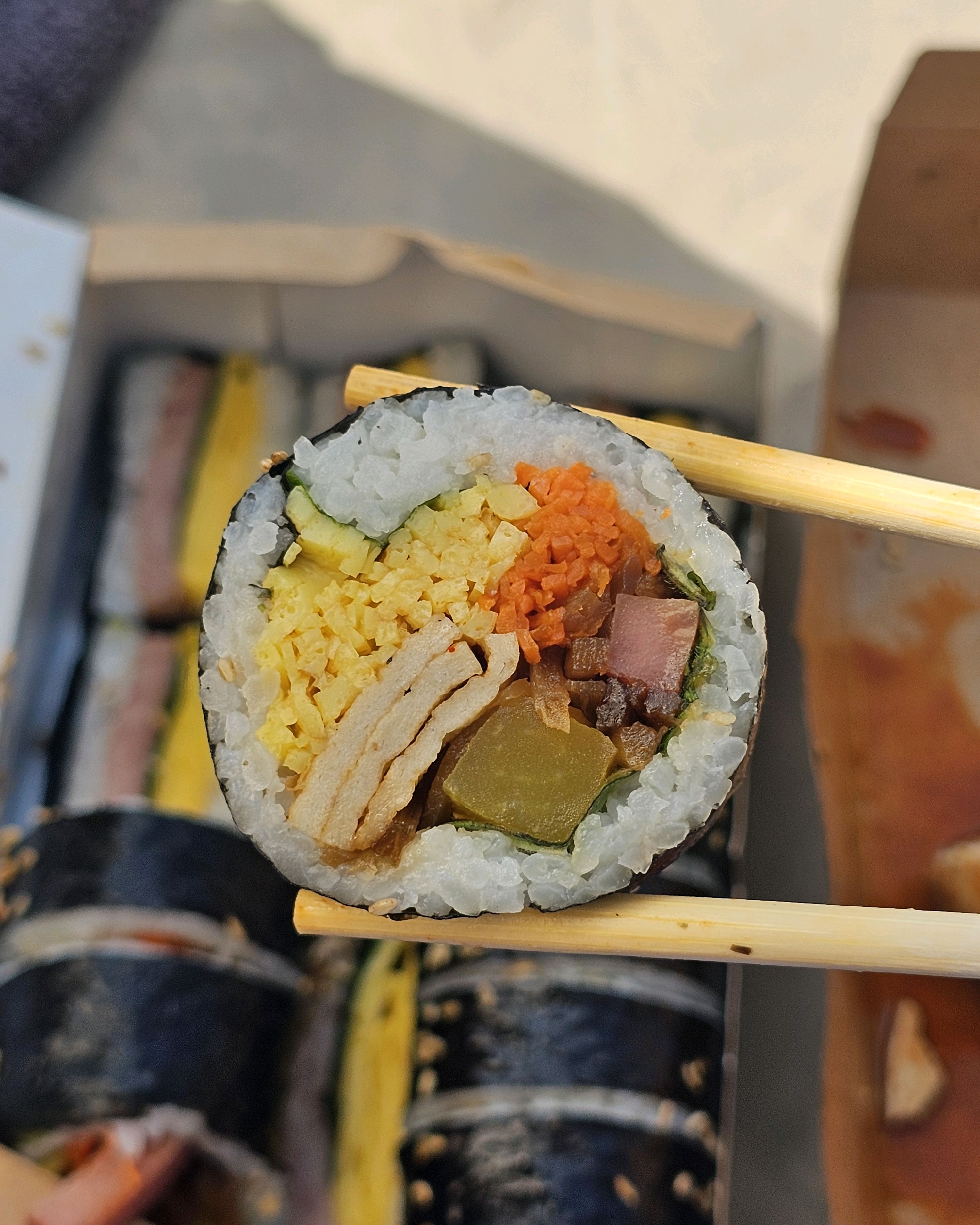 영도 하늘전망대 나들이 가면서 태종대 김밥 들려서 포장해갔어요. 스팸 무스비랑 태종대 김밥