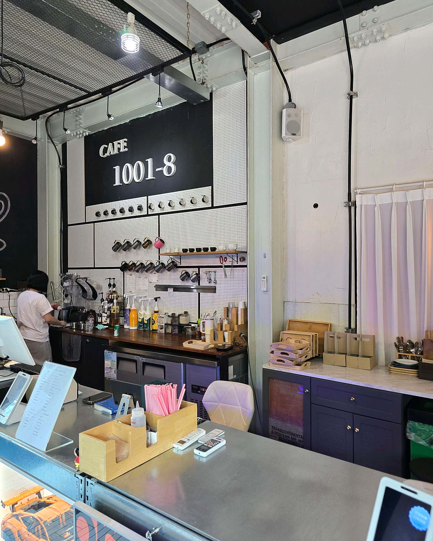 카페 1001-8의 깔끔하고 개방감 있는 내부 전경