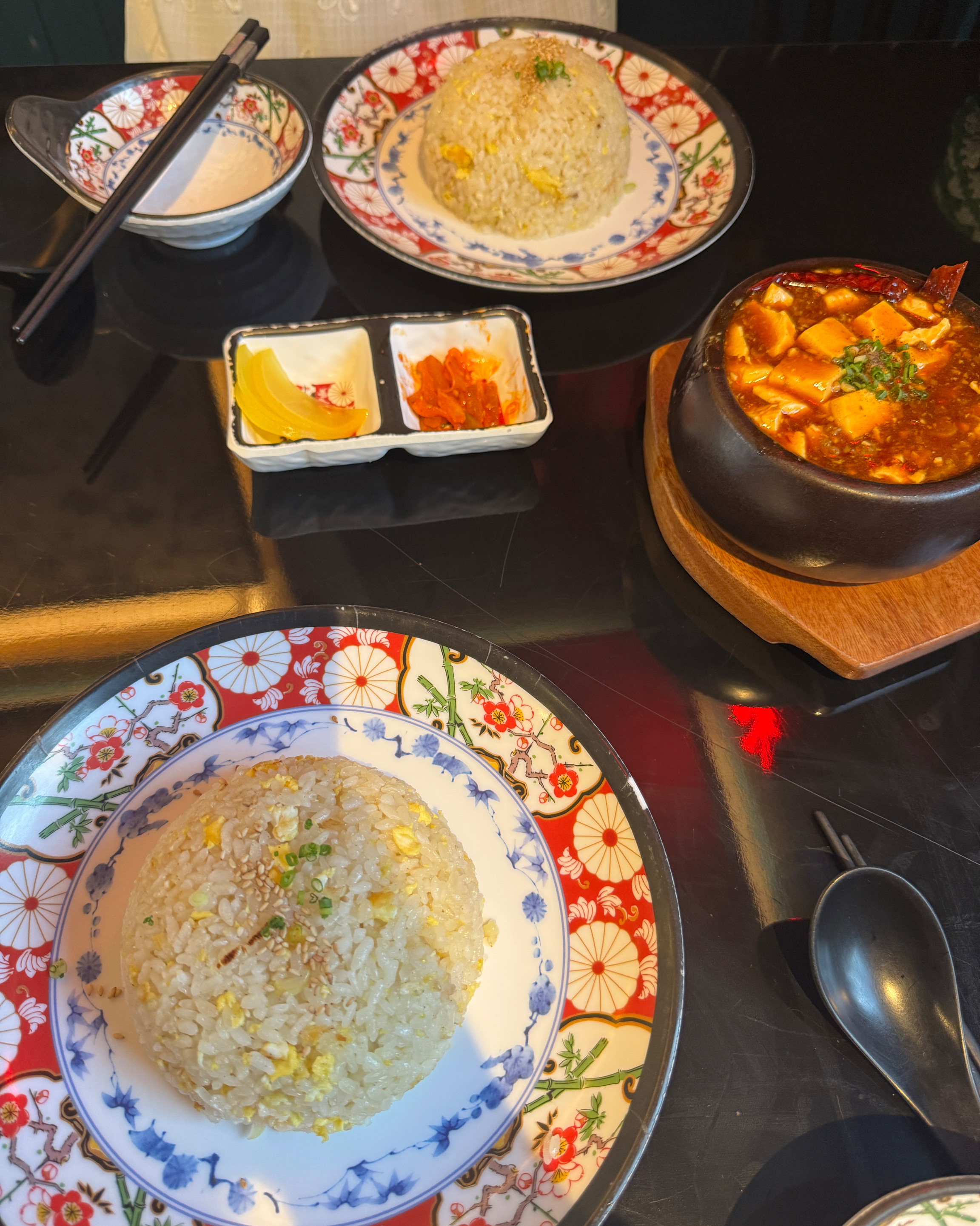 양도 푸짐하고 맛도 제대로였다. 얼큰하면서도 고소한 소스가 입안 가득 퍼지고, 두부는 부드