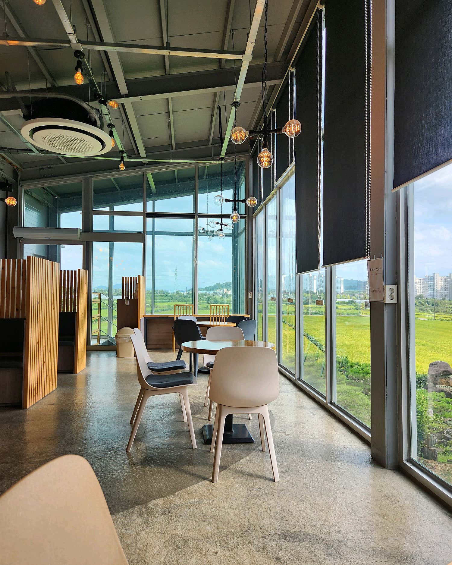 더블럭 카페 내부의 개방감 있는 공간