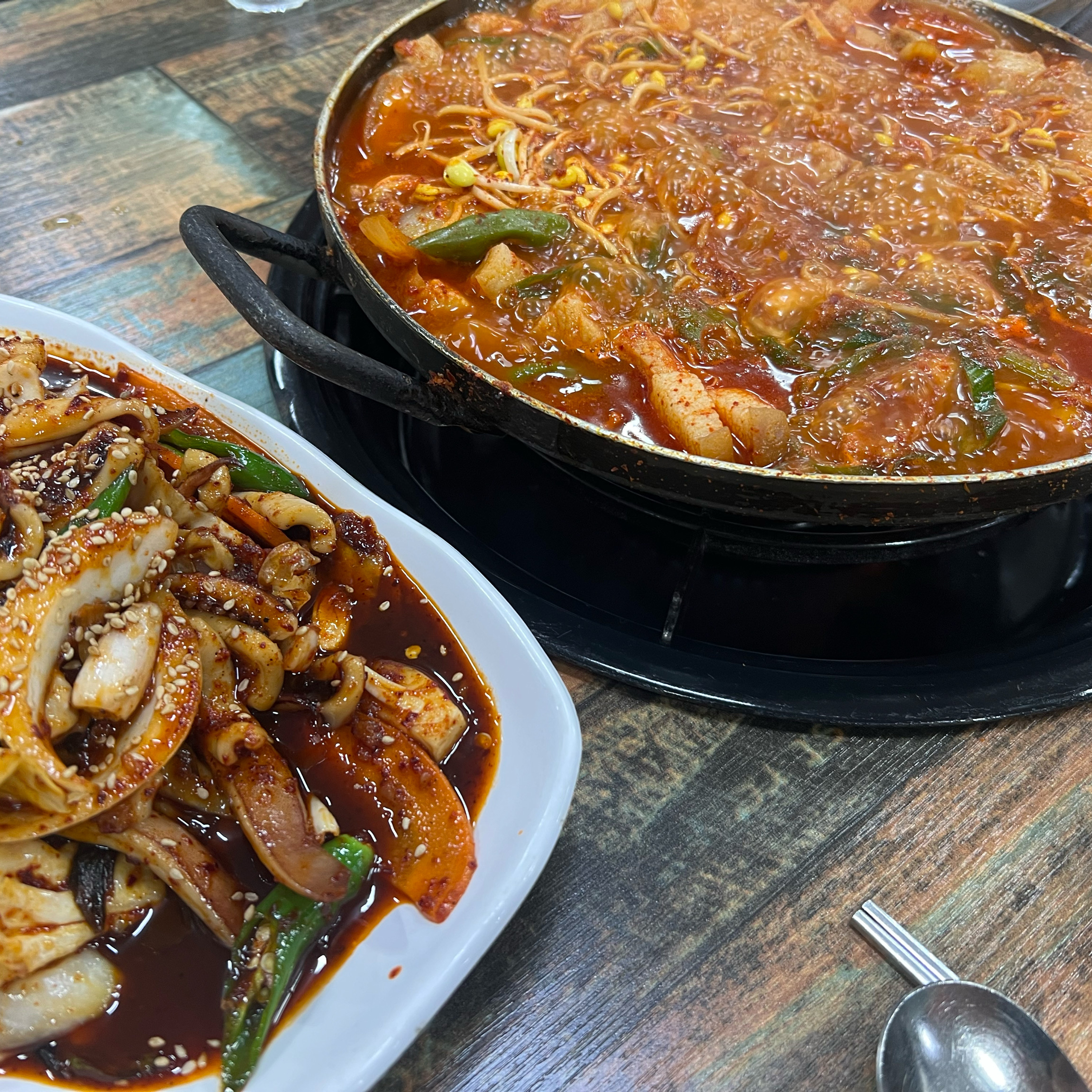 음식과 함께 보이는 가게 내부