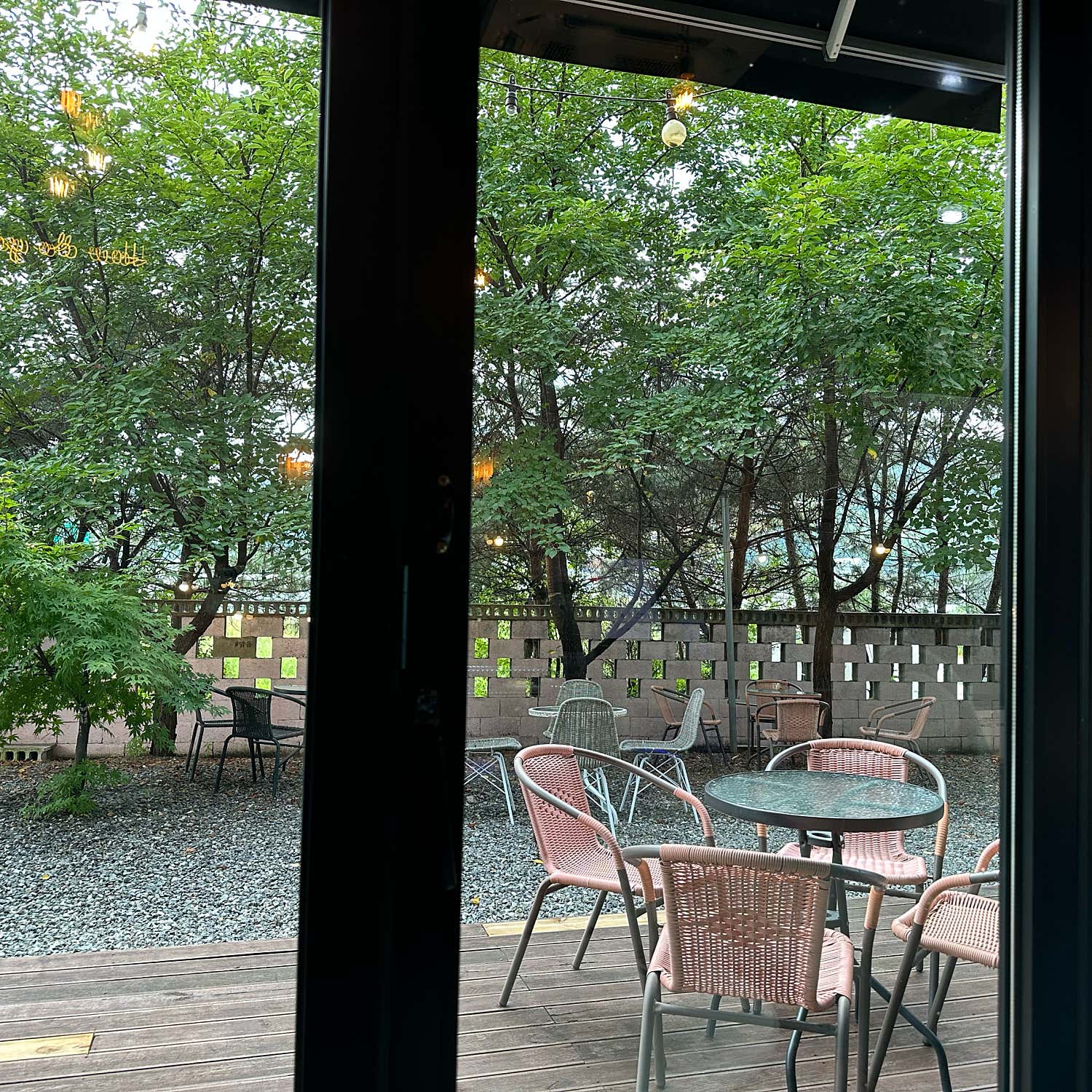 카페 1001-8의 먹음직스러운 케이크와 디저트