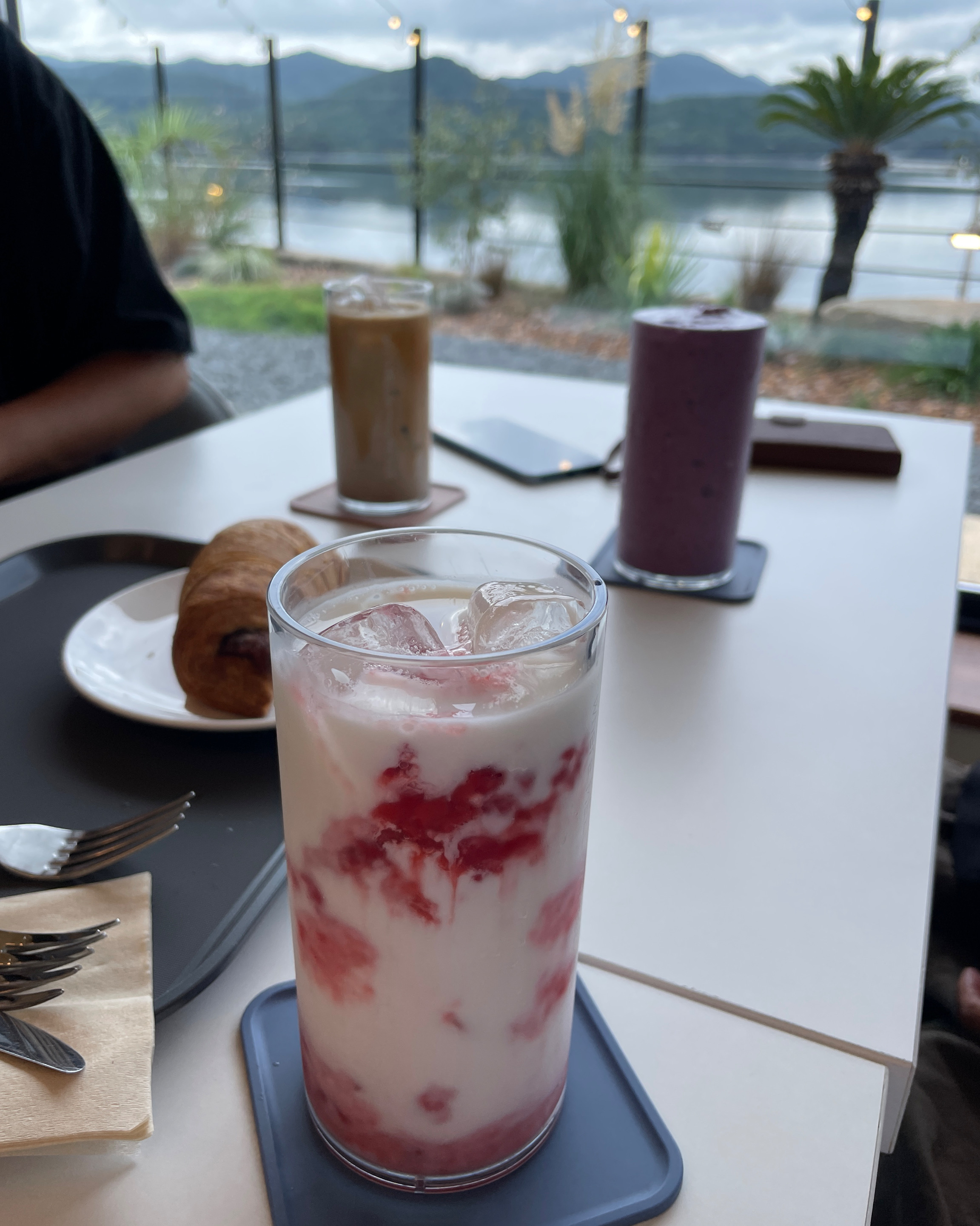 창가에 놓인 음료와 빵