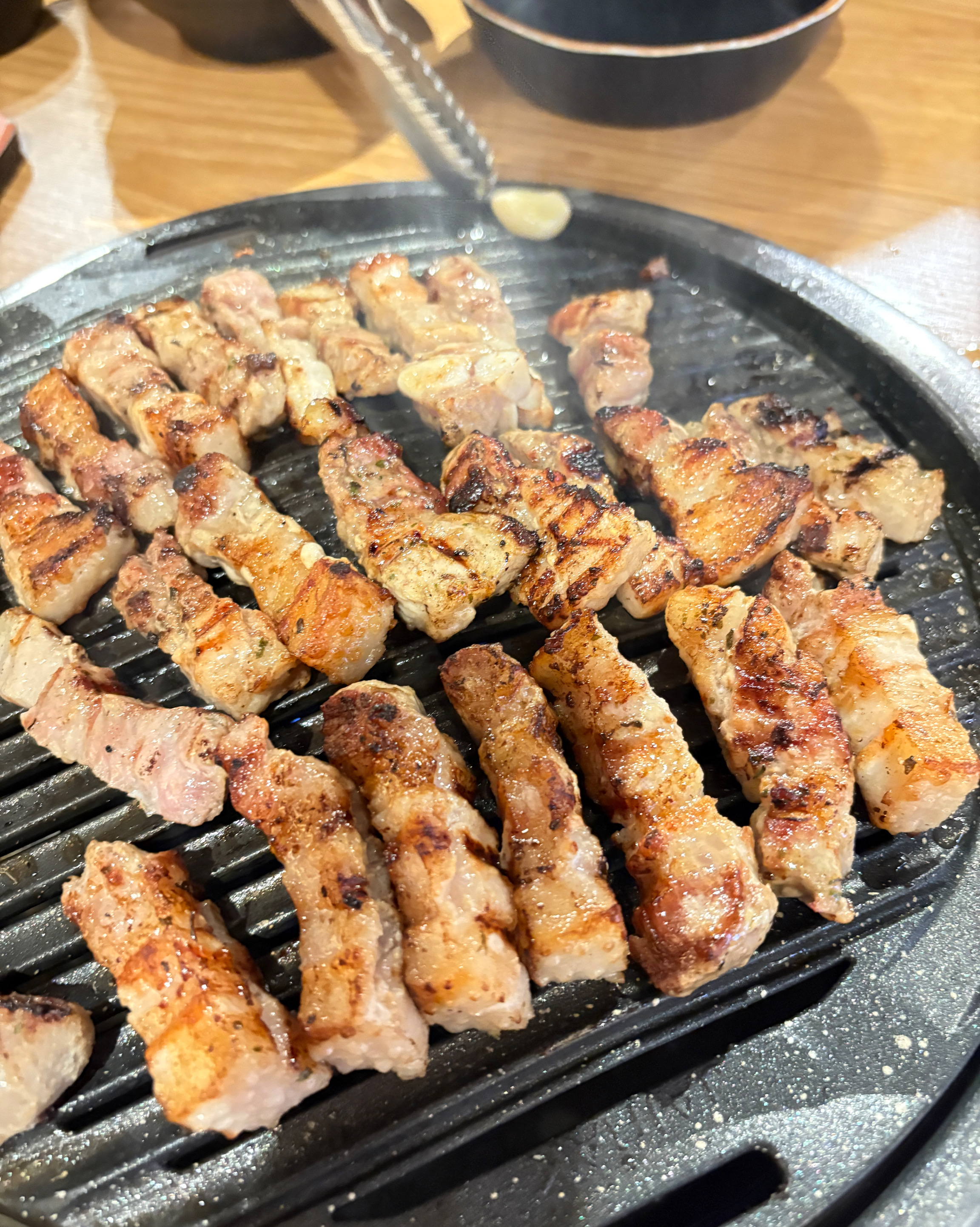 집근처라 가봤는데 고기 질도 좋고 사이드 메뉴도 다 맛있어요! 가게가 넓어서 모임이나 회식