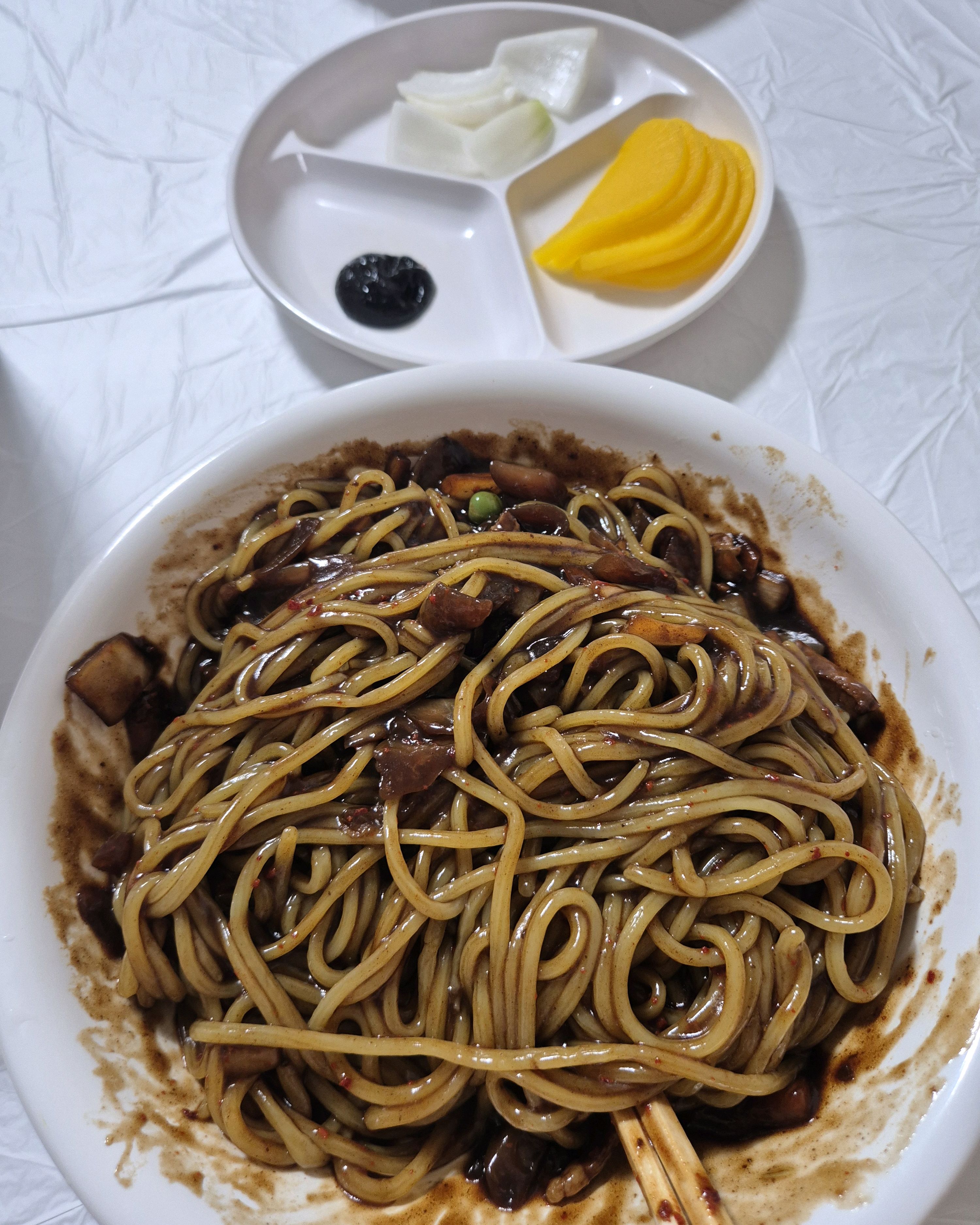 짜장면 비비는 모습