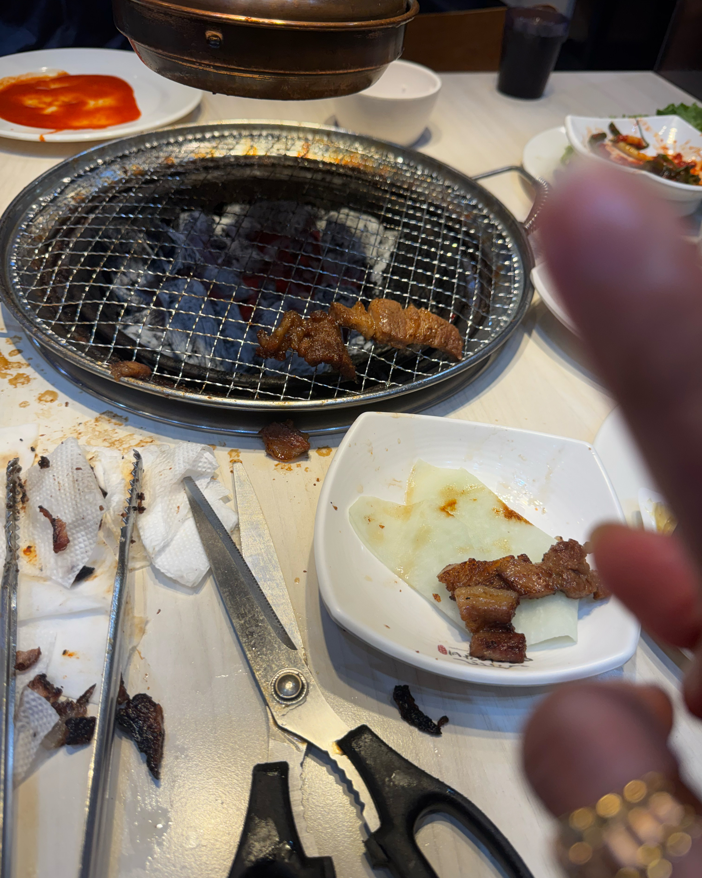 가위와 집게 등 구이용 도구가 놓여있는 모습