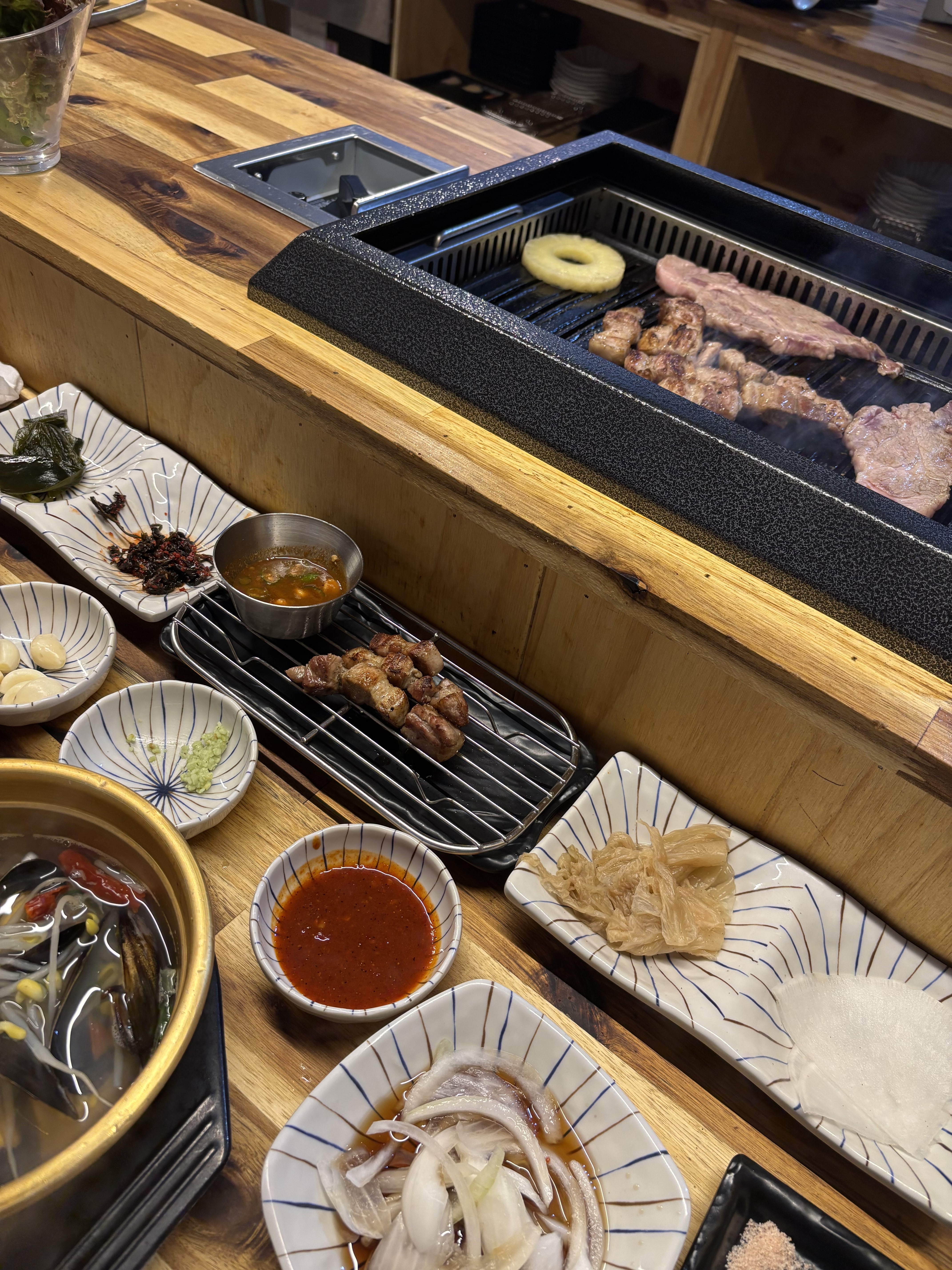 고기도 다 직접 구워주셔서 너무 편하고 고기도 질이 너무 좋은 것 같아요!! 밑반찬도 정말