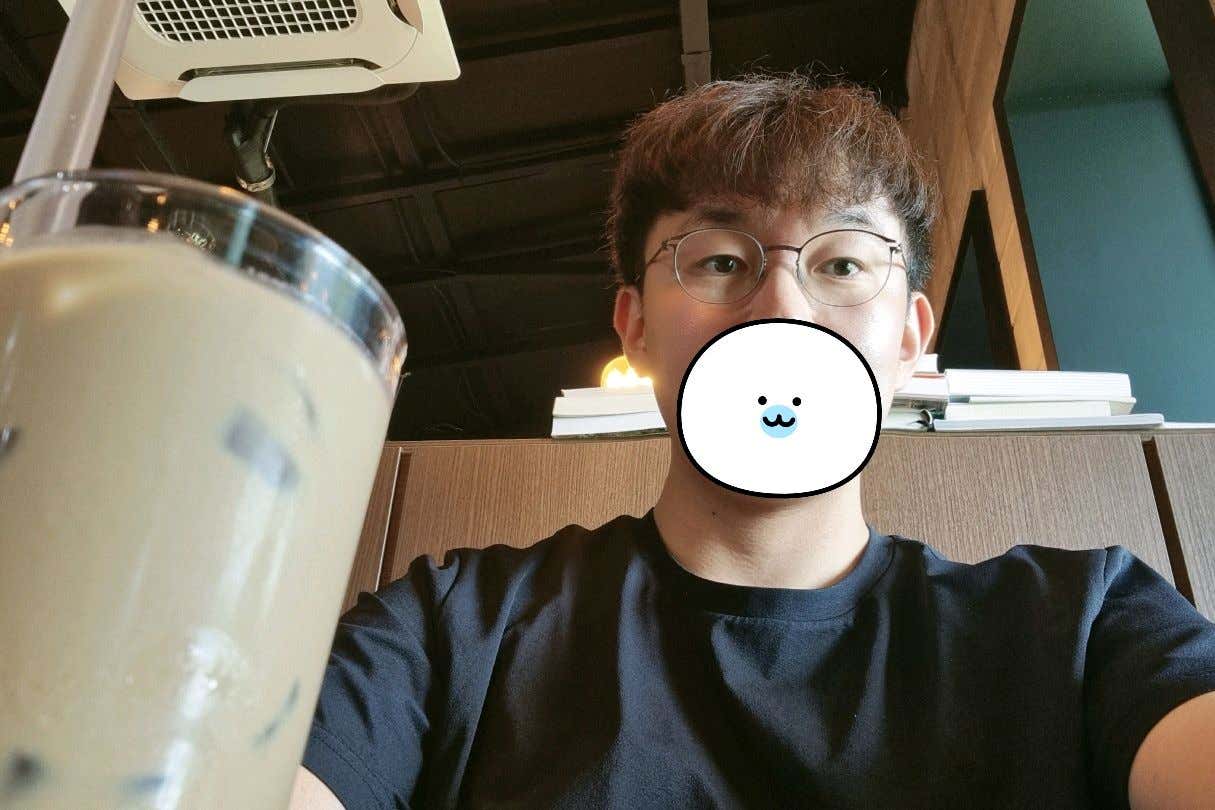 더블럭 카페 내부의 아늑한 좌석