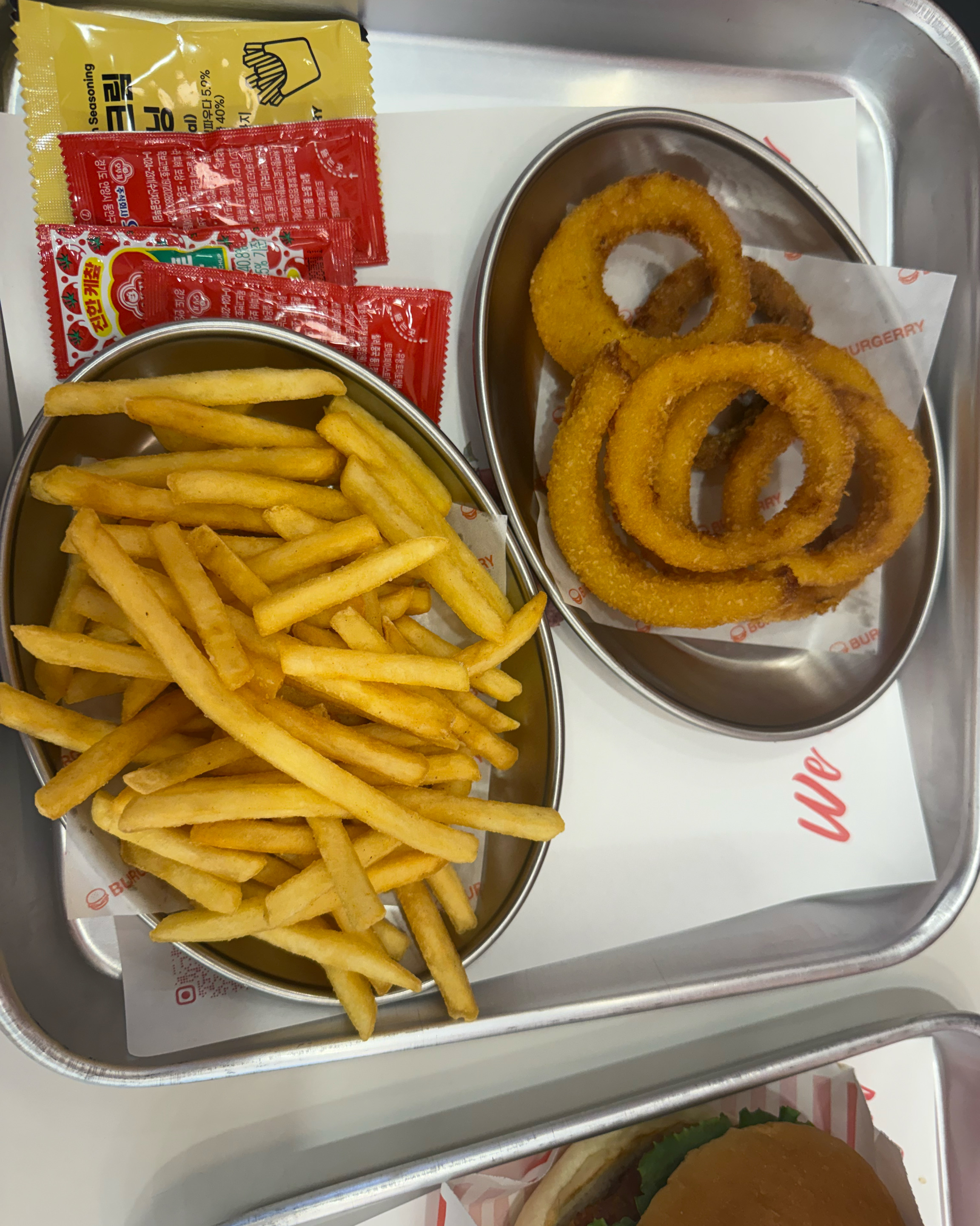 두툼한 패티가 돋보이는 햄버거