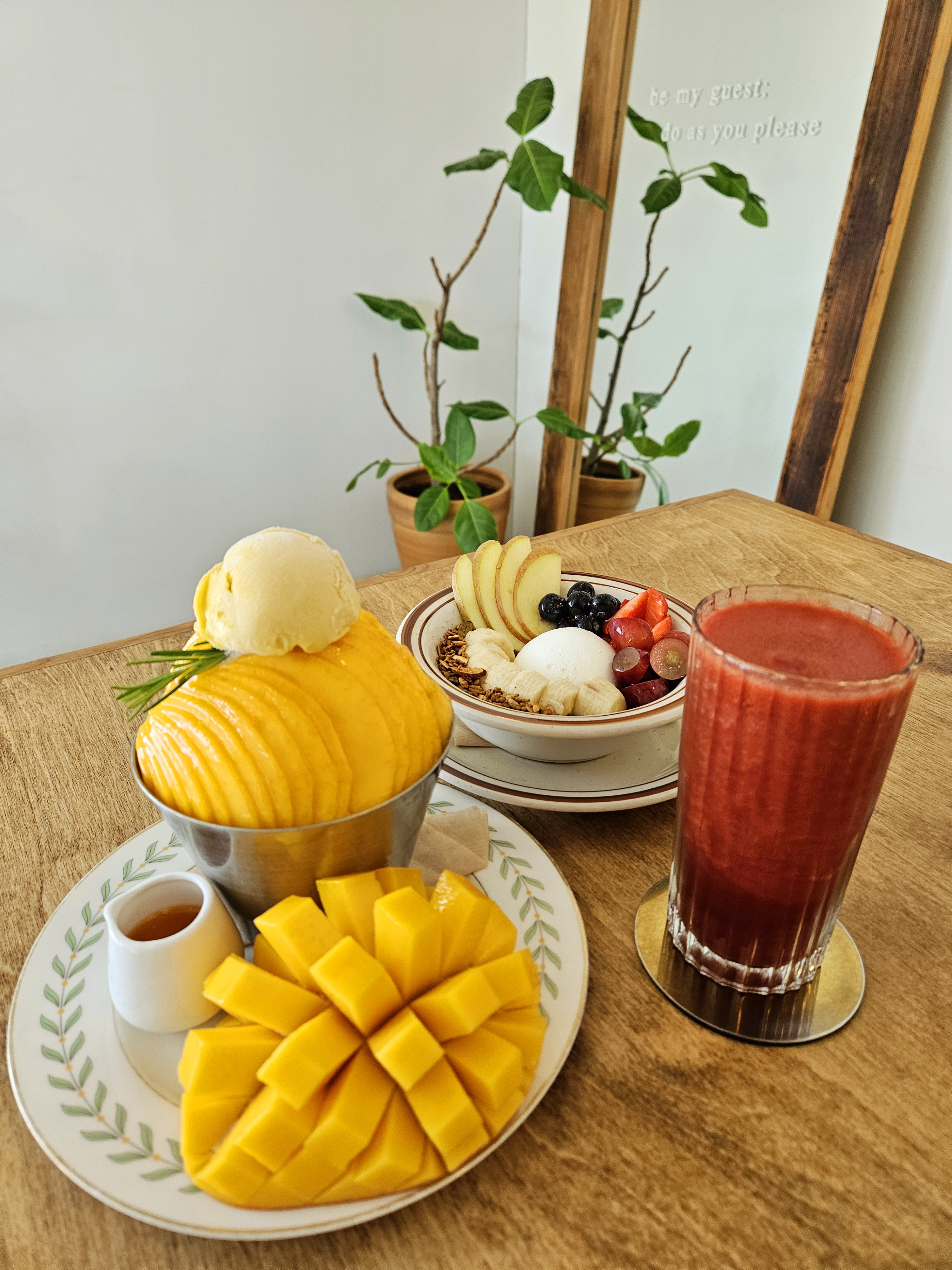 다양한 과일과 아이스크림이 올라간 디저트