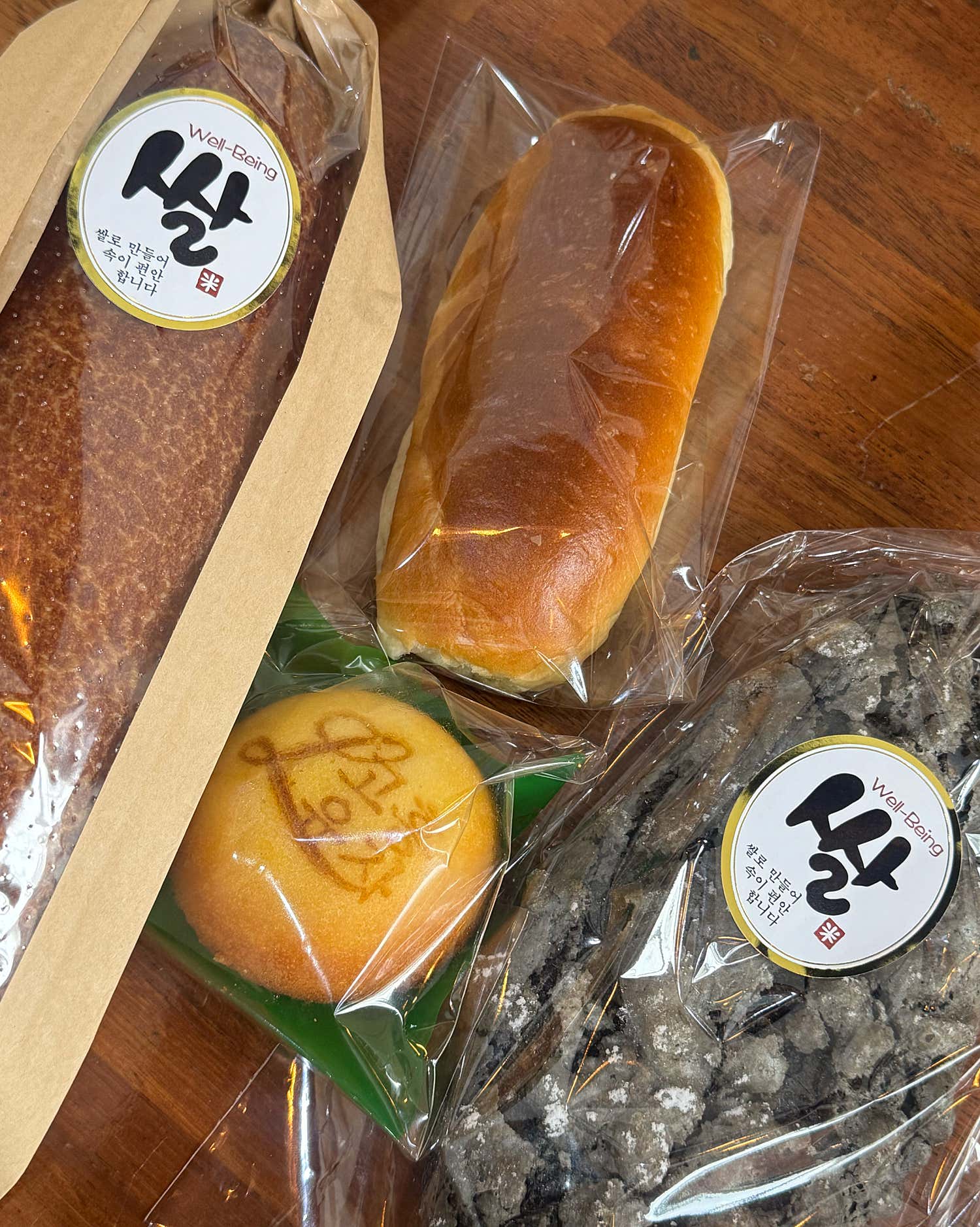 갓 구워져 따끈해 보이는 빵들이 진열된 모습