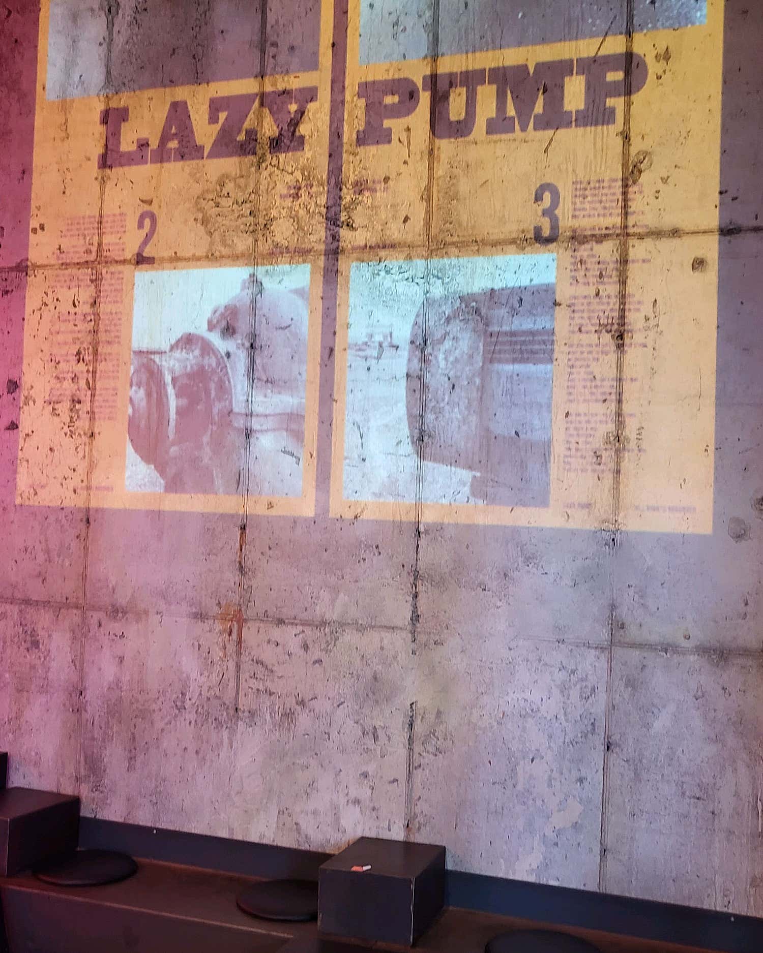 감각적인 조명과 예술적인 오브제가 있는 포토존