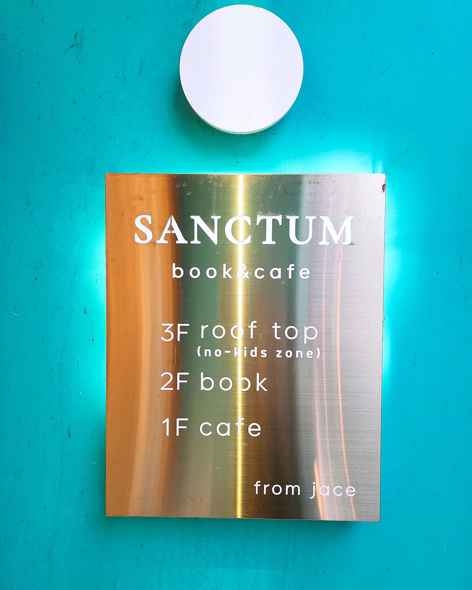 따뜻한 커피와 함께 즐기는 화전리 제빵소의 갓 구운 빵