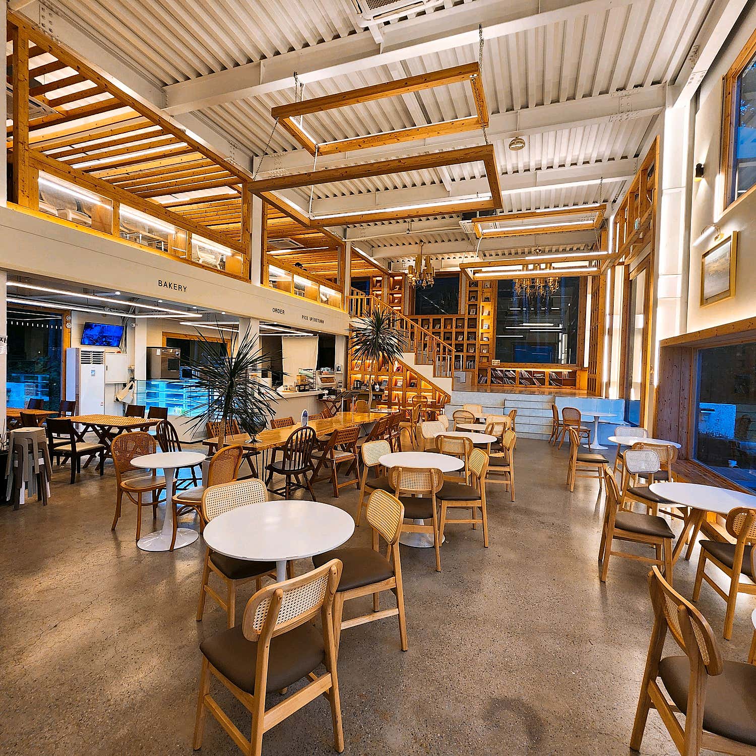 속이 꽉 찬 모습이 보이는 샌드위치 또는 퓨전 빵