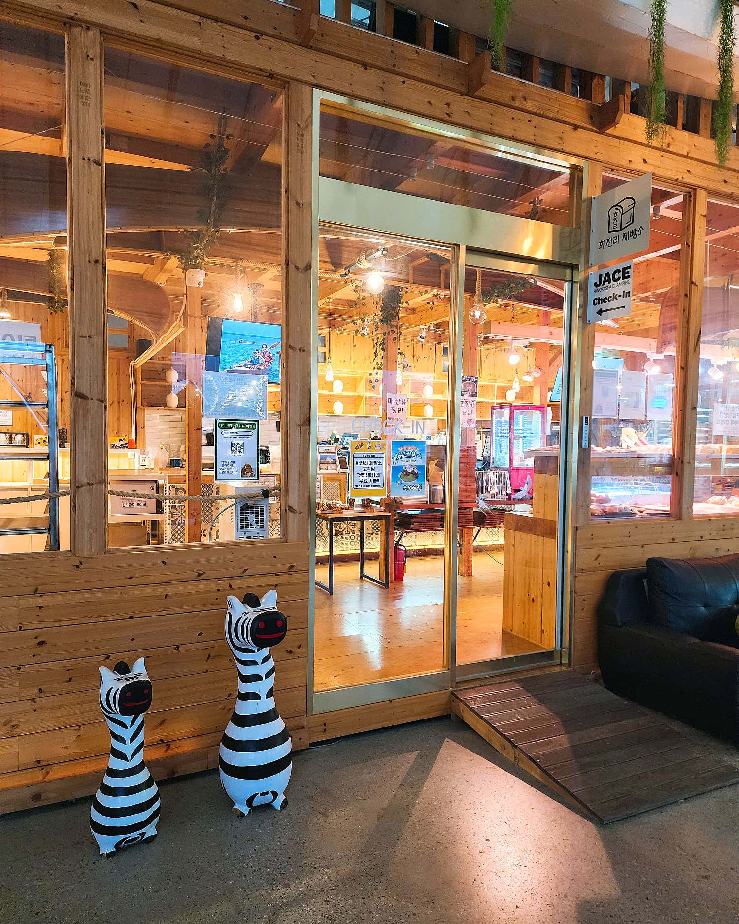 바삭하고 고소해 보이는 크루아상 계열의 빵