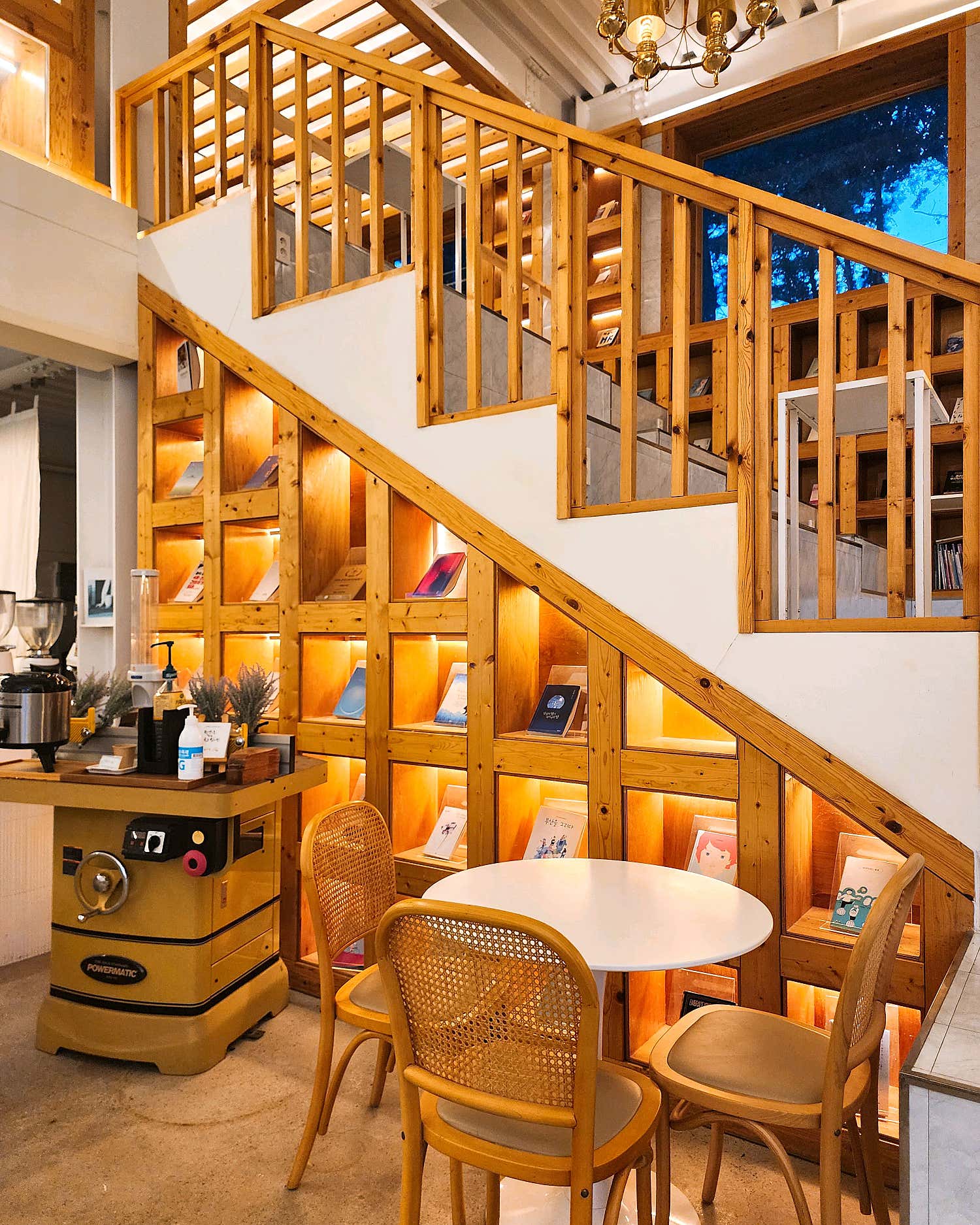 빵의 상세한 질감과 속 재료가 보이는 클로즈업 사진