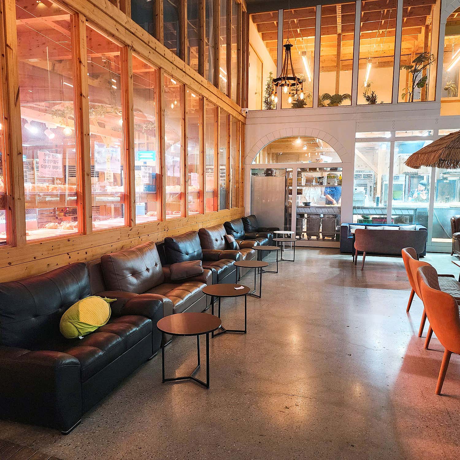 달콤한 소스가 올라간 듯한 비주얼의 빵