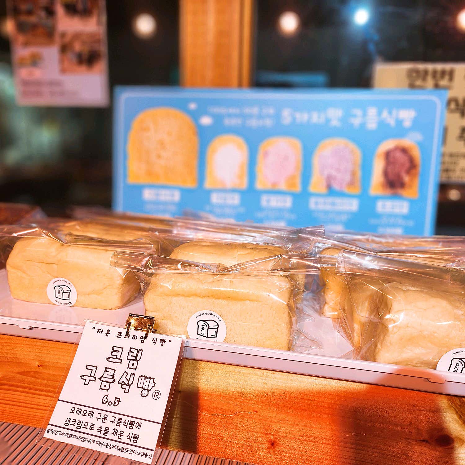 케이크처럼 예쁜 모양의 타르트 또는 디저트 빵