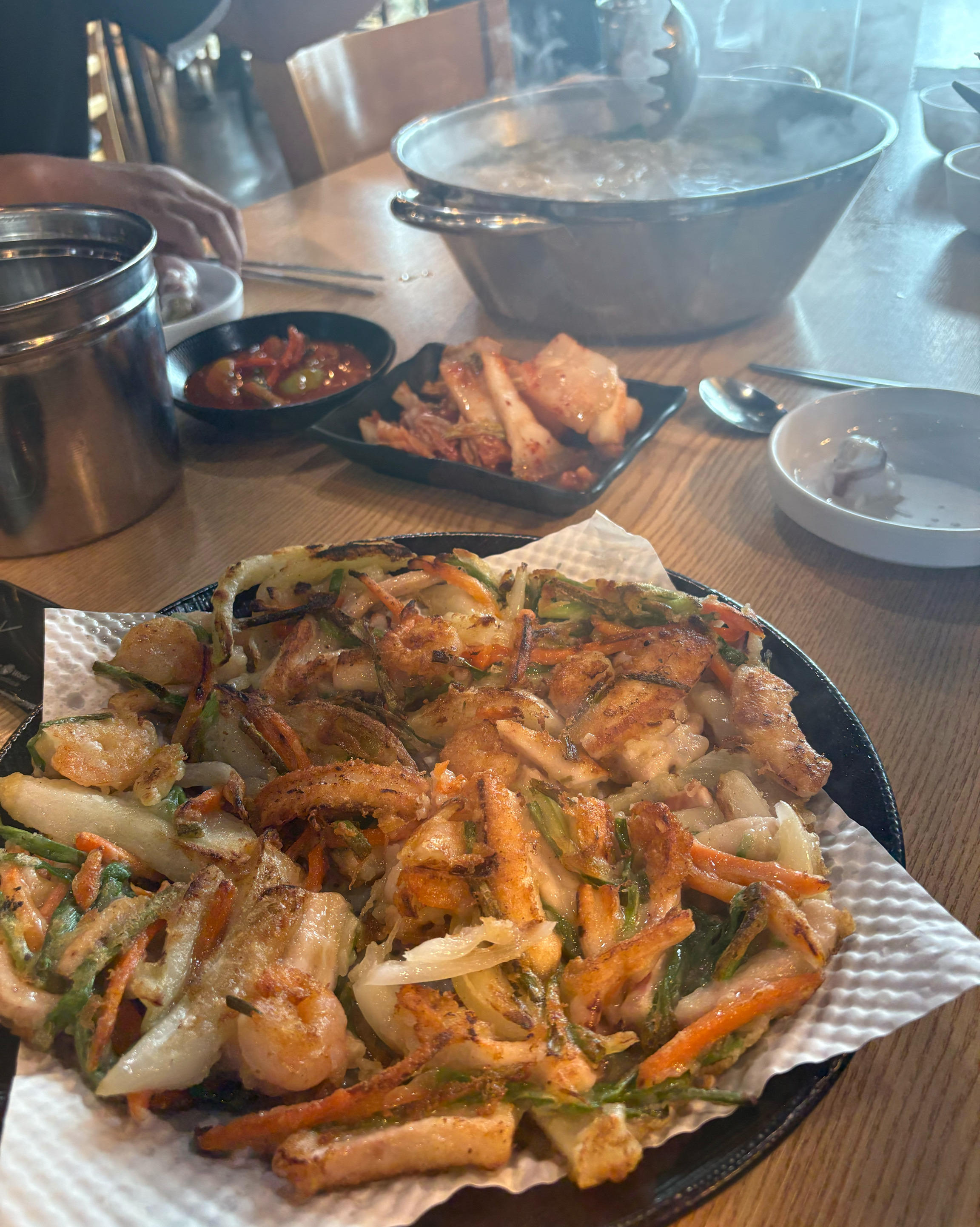 해물전과 칼국수가 놓인 테이블 풍경