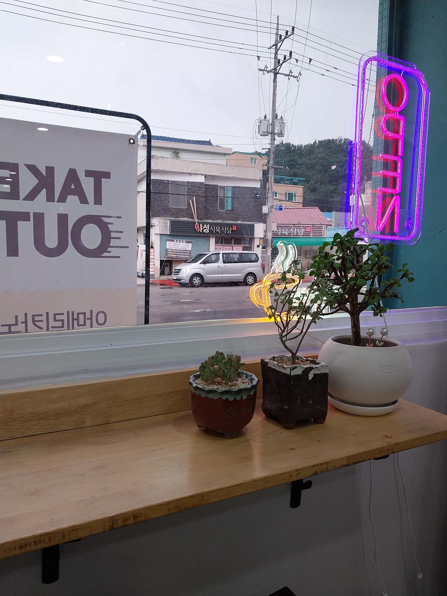 신선한 딸기 과육이 가득한 딸기라떼