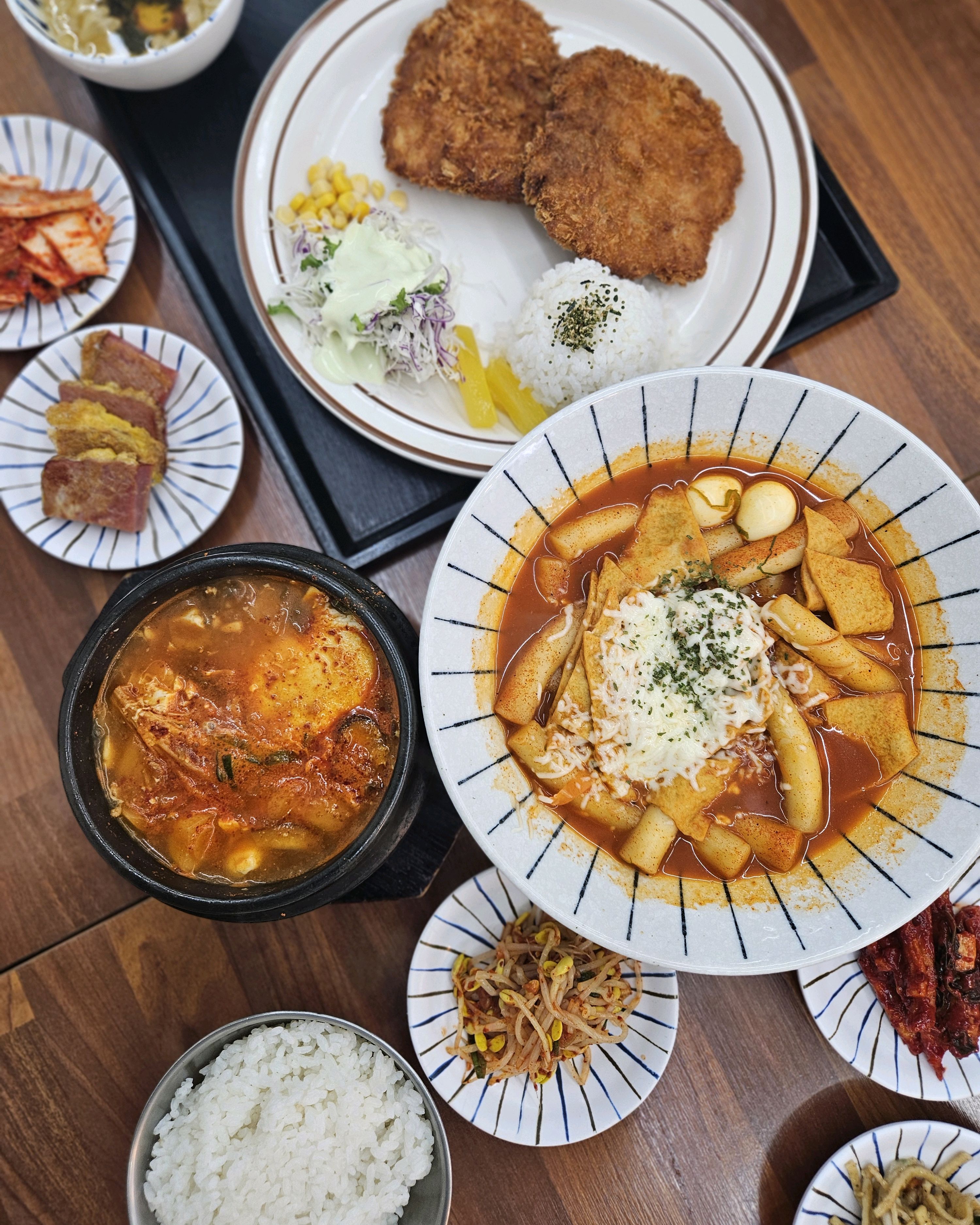 얼큰순두부찌개 얼큰한데 맵지 않고 너무 맛나요. 그리고 계란반숙으로 들어가서 킬포인트! - 부산 영도 용감한식당 영도점