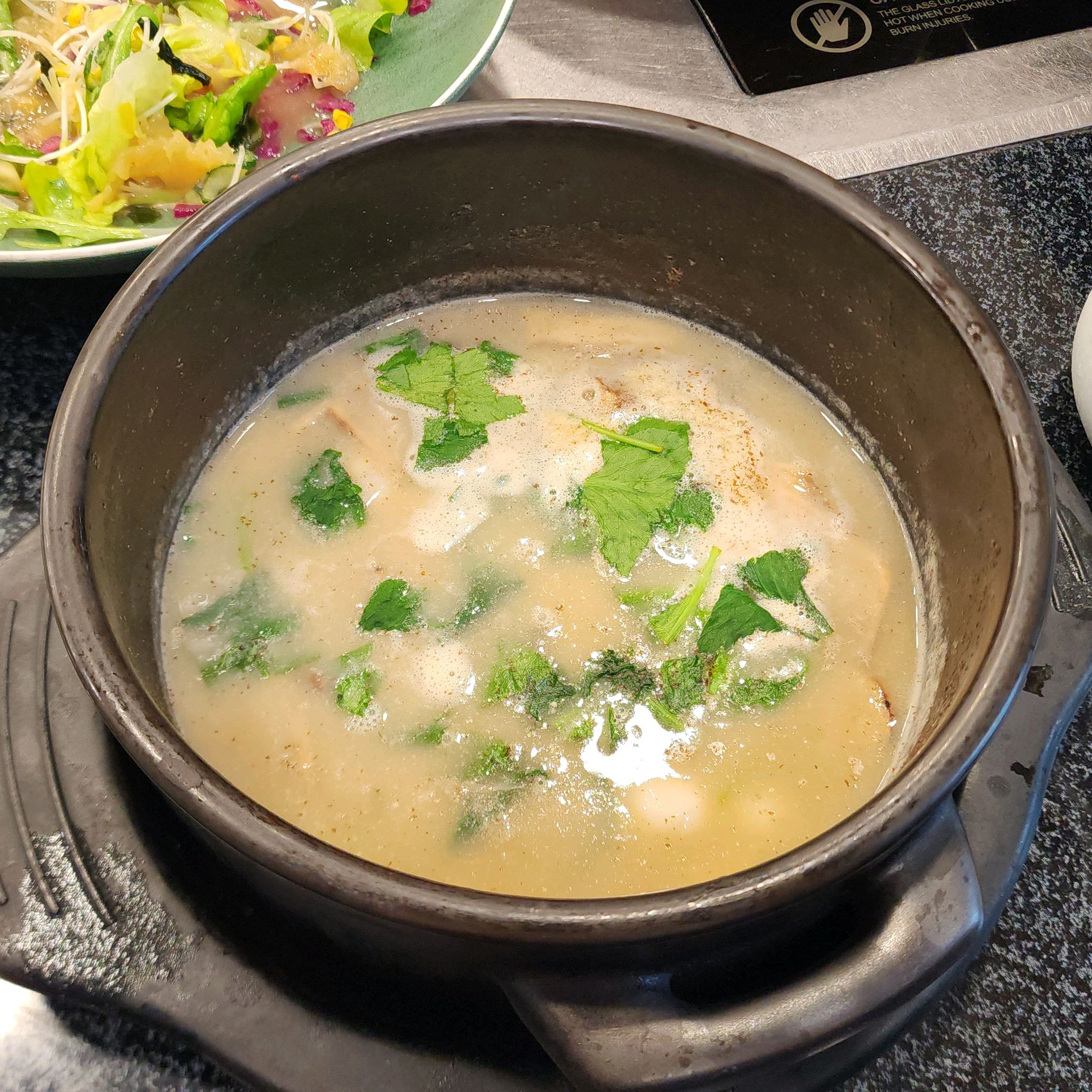 노란 빛깔의 쌀밥 위에 짙은 갈색의 밥알들이 섞여 있는 모습. 누룽지처럼 보이는 밥알들이 섞여 있다.