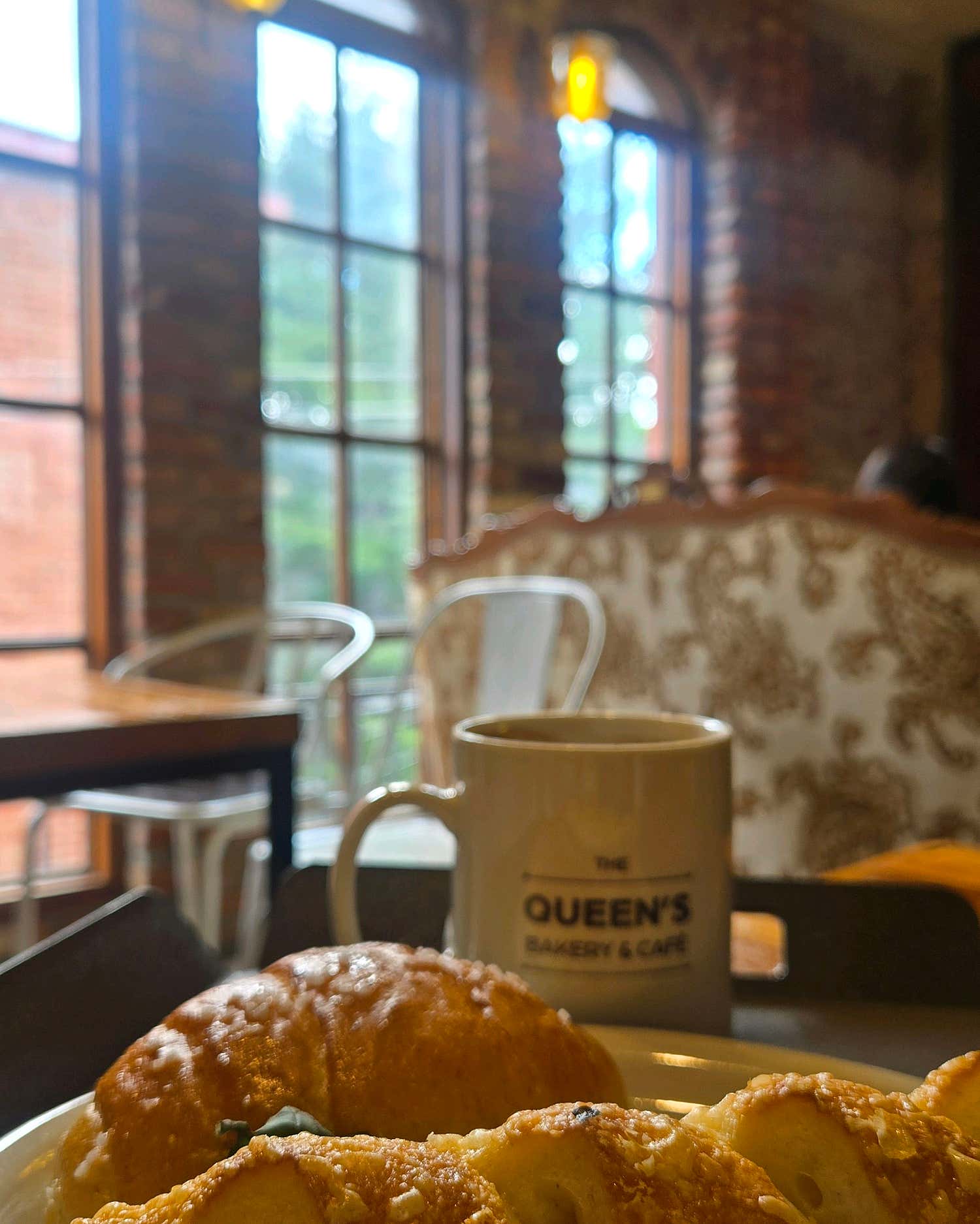 퀸즈베이커리 삼청점 통창 인테리어