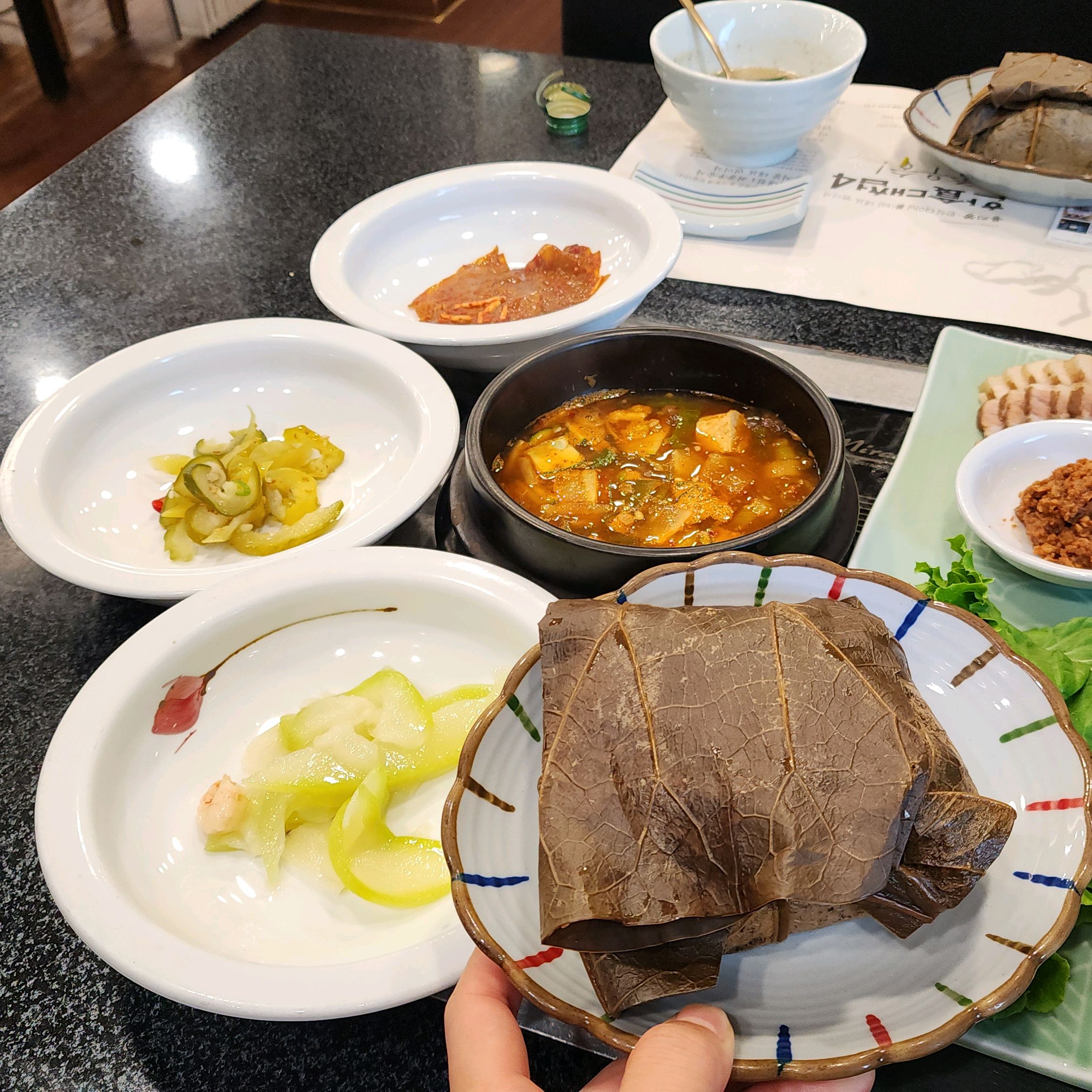 곱게 썰어 담긴 각종 채소와 밥, 소스가 그릇에 담겨 있다. 비빔밥의 재료들처럼 보인다.