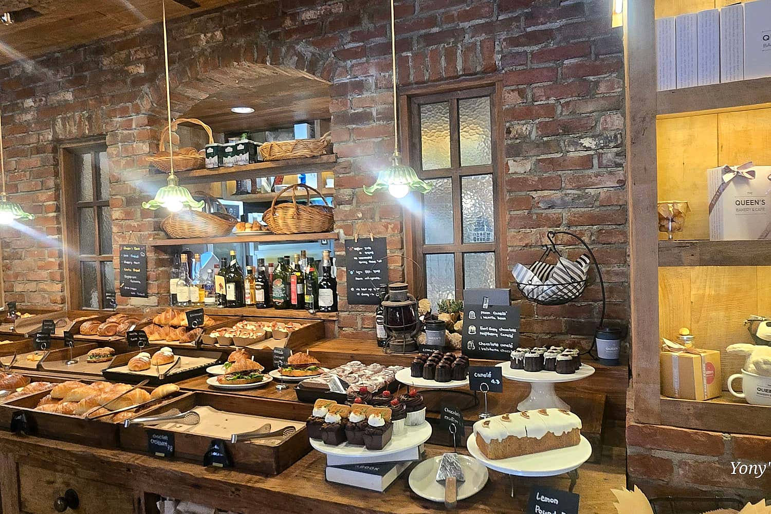 퀸즈베이커리 삼청점 소금빵과 커피