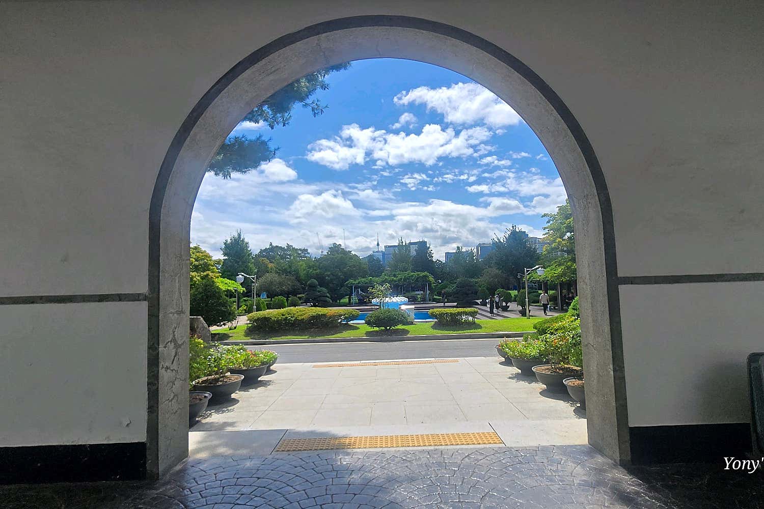 퀸즈베이커리 삼청점 빵 진열된 모습