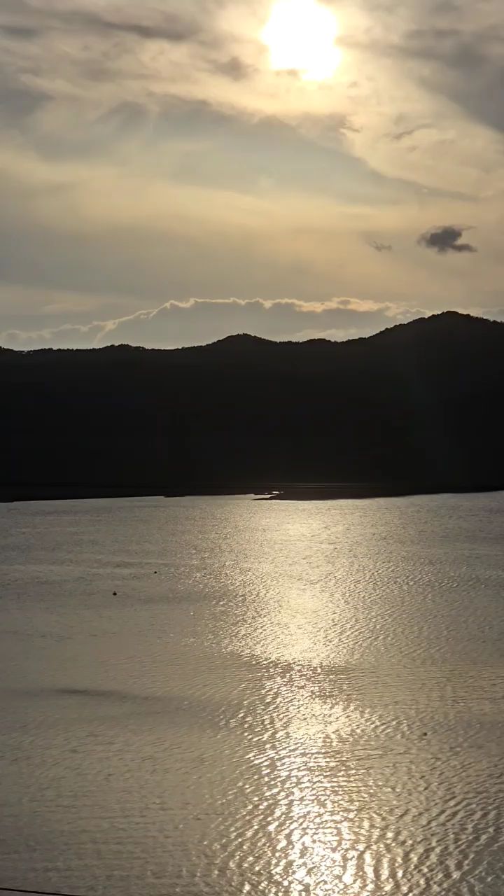 석양 아래 빛나는 고성의 바다 풍경