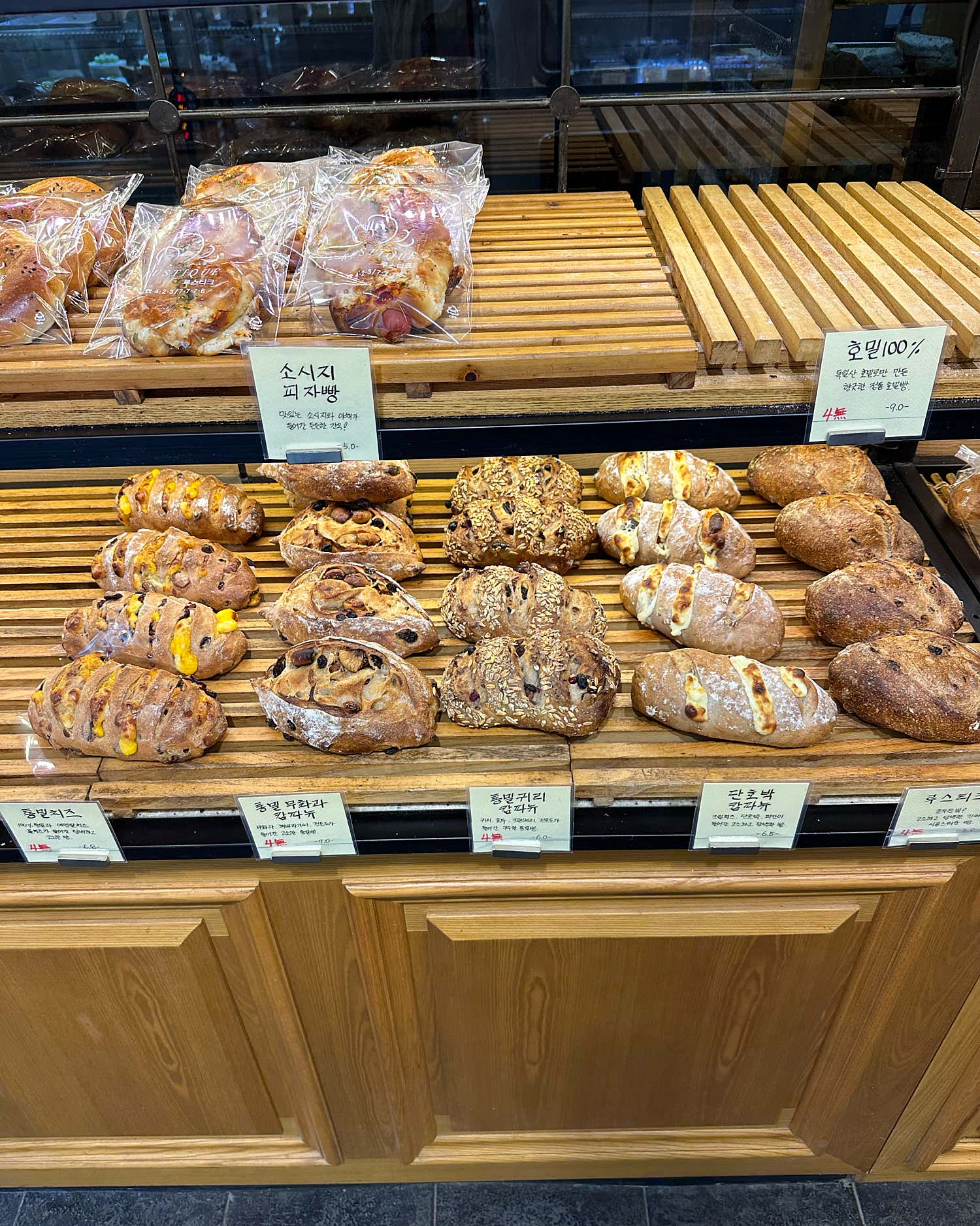 루스티크 빵 진열대
