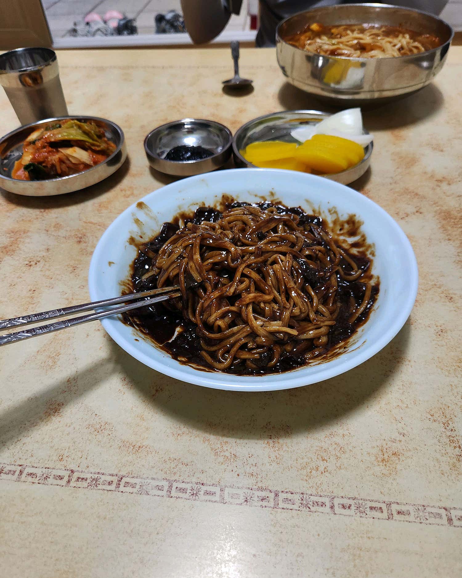 풍미식당 양구 기본 반찬과 테이블