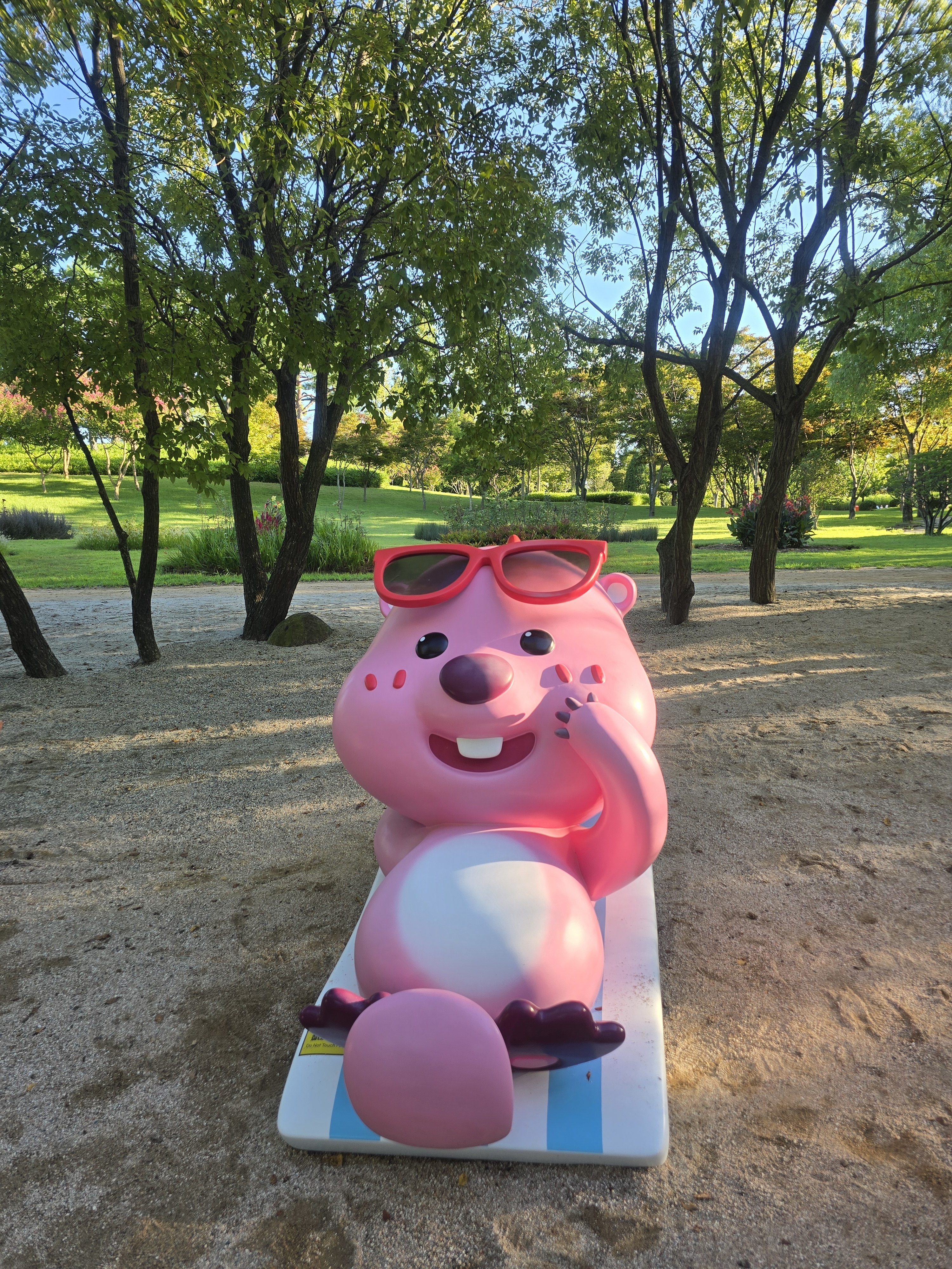 장난감으로 보이는 캐릭터 조형물