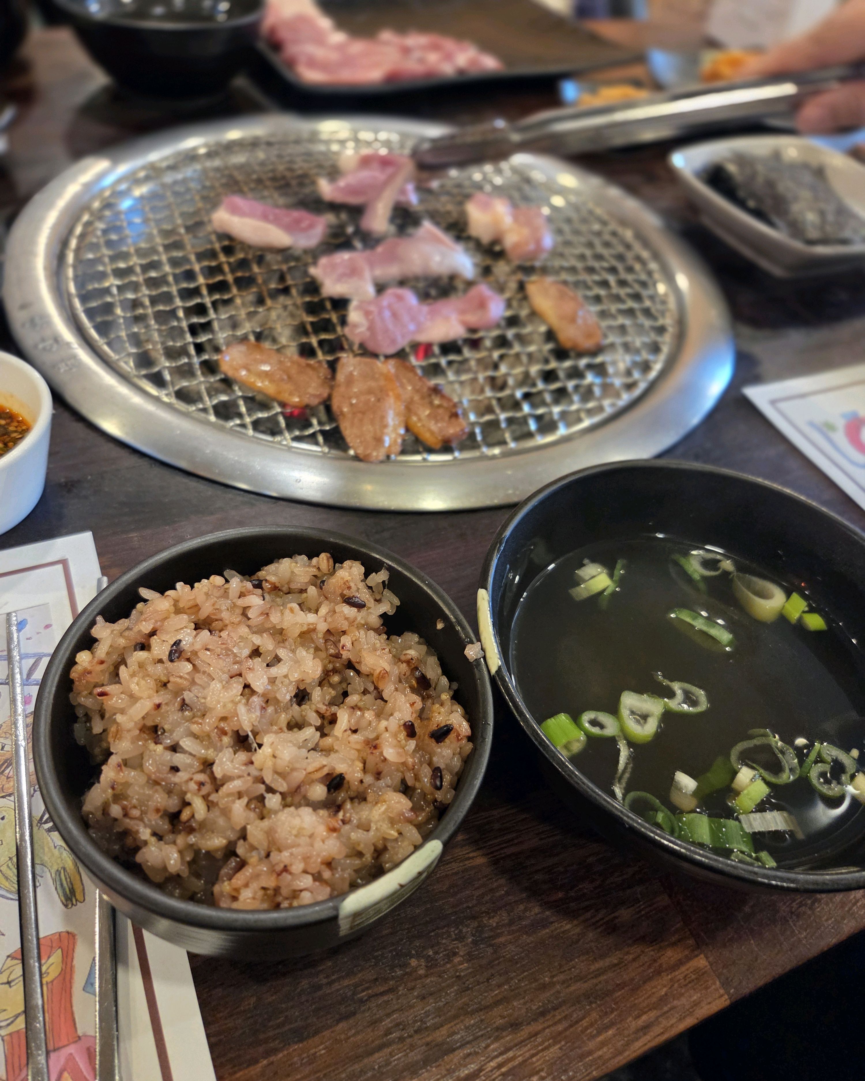 찰밥과 함께 나온 오리고기 국물과 곁들임 찬