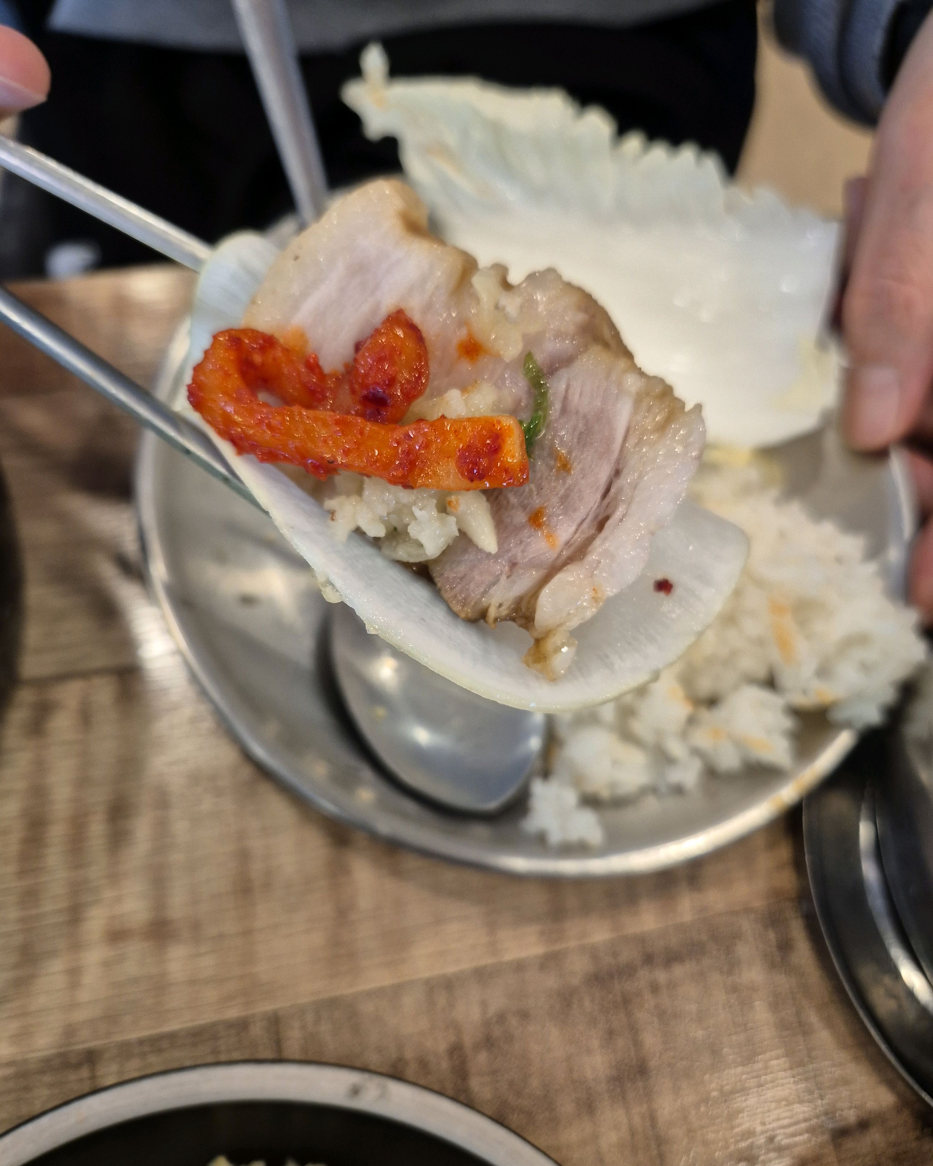 여행가기전 들러서 먹었는데 너무푸짐하고 굴도싱싱하고 참나물겉절이. 파김치,보쌈김치,계란찜