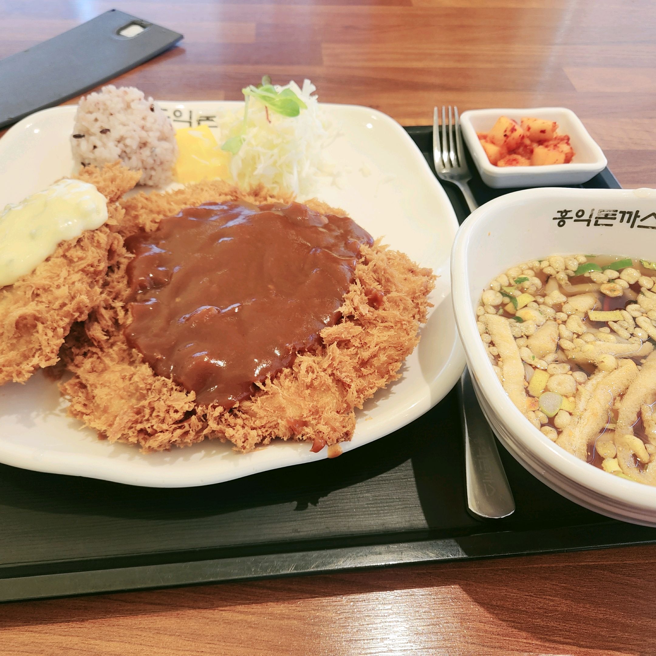 고기도 두껍고 맛있습니다. 금오산 등반하고 먹어서 그런지 더 맛있더라구요. 번창하세요. - 구미 금오산 맛집 홍익돈까스 구미금오산점
