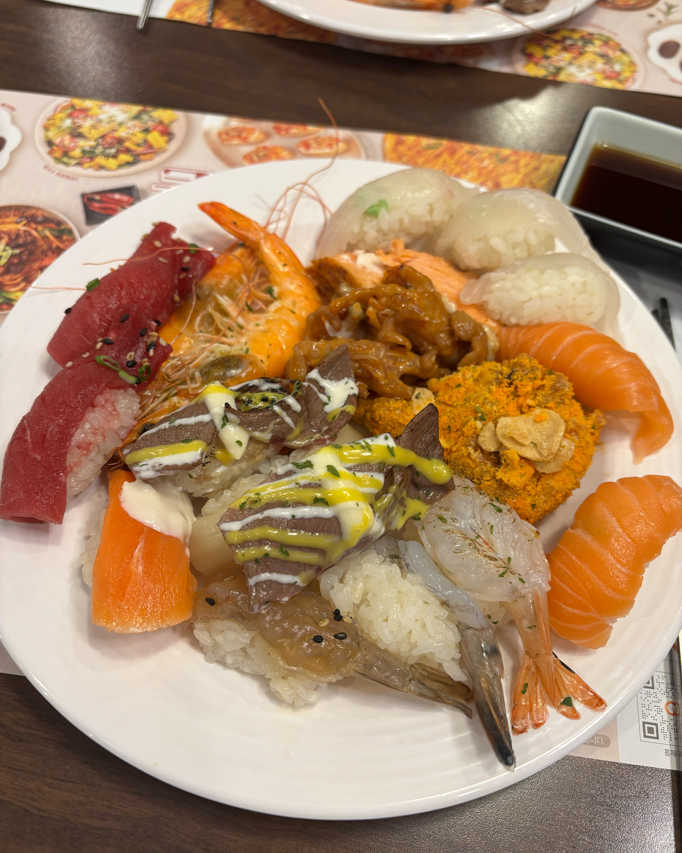 저는 초밥뷔페로는 쿠우쿠우가 제일 맛있고 종류도 다양하고 좋은 것 같아요! 다른 디저트들도